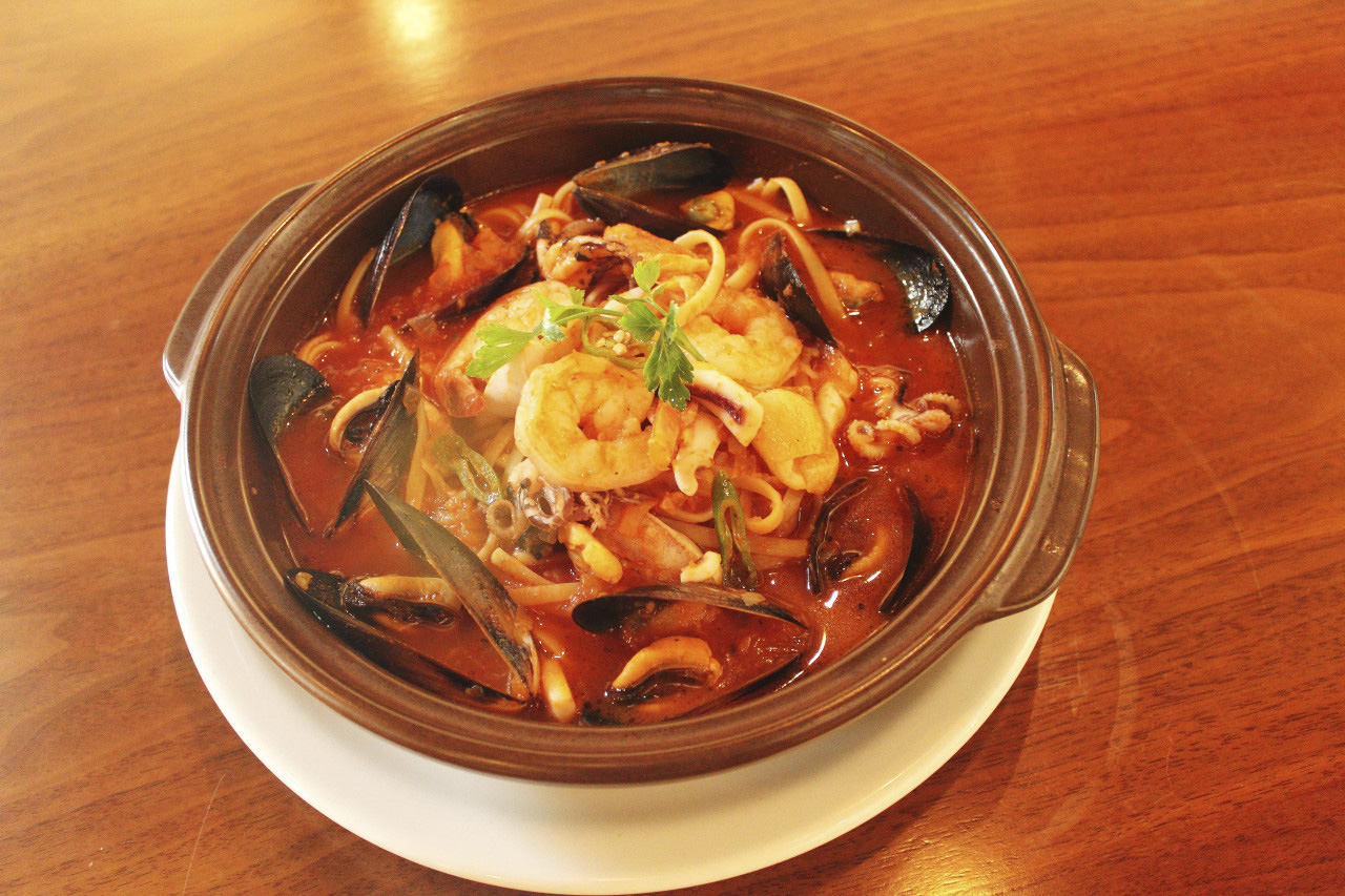 어반스푼 옥수본점 대표 이미지: 푸짐한 해산물 뚝배기 파스타