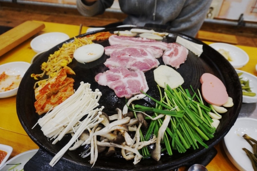 가까운 삼겹살식당 대전 대덕구 오겹살 돼지껍데기 돼지뒷고기 항정살 통삼겹 한돈 목살 왕뚜껑삼씨네겹살이송촌점
