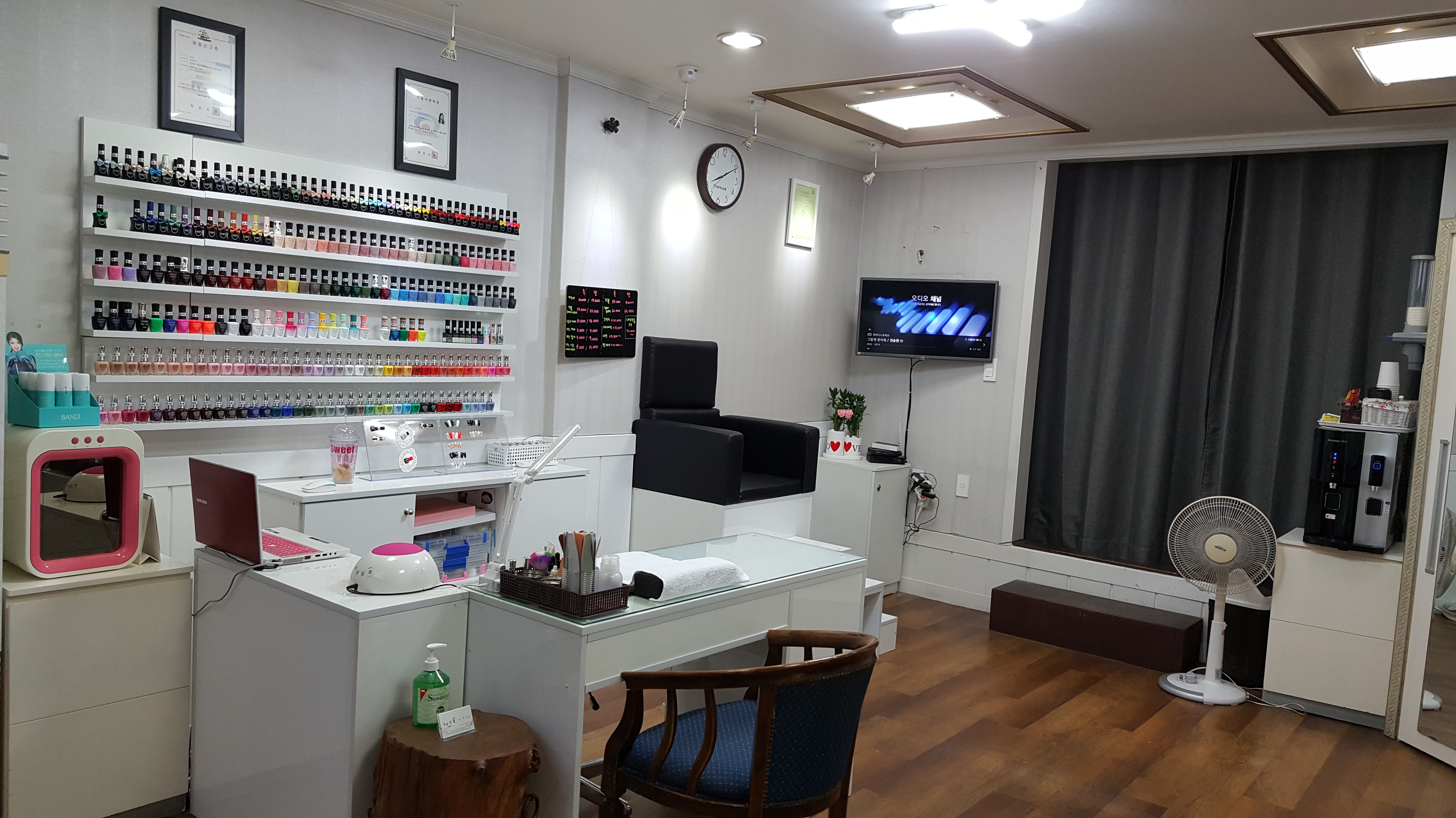 손에 핀 꽃 대표 이미지