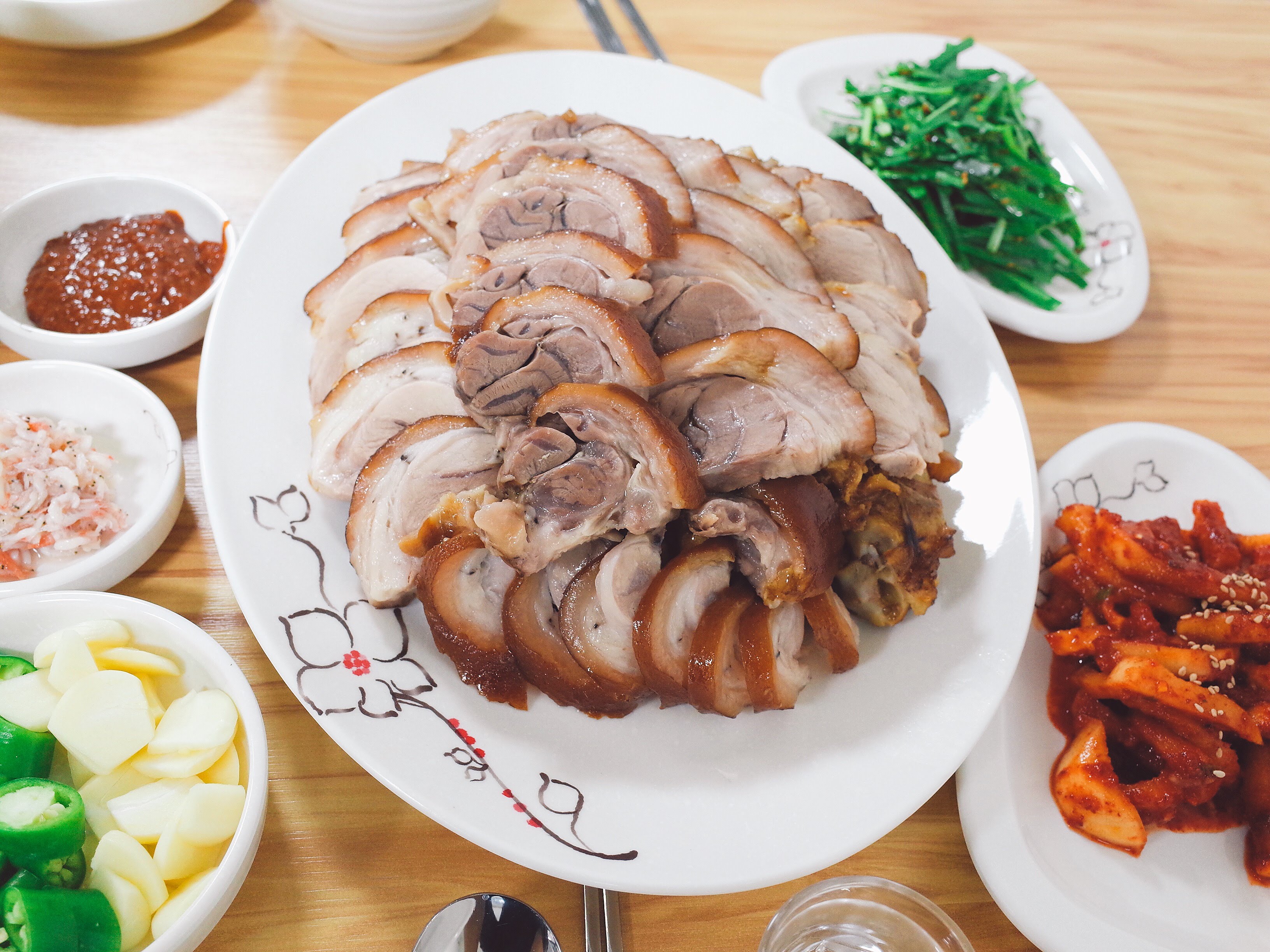 흥부족발보쌈