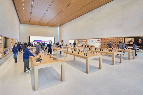 Apple 가로수길 내부 또는 관련 모습