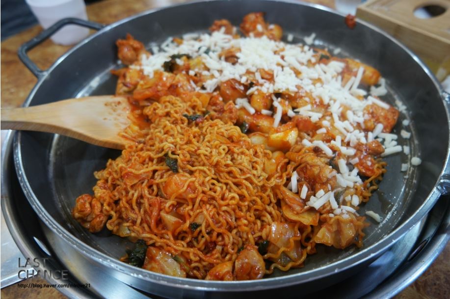 중화호반닭갈비막국수 본점