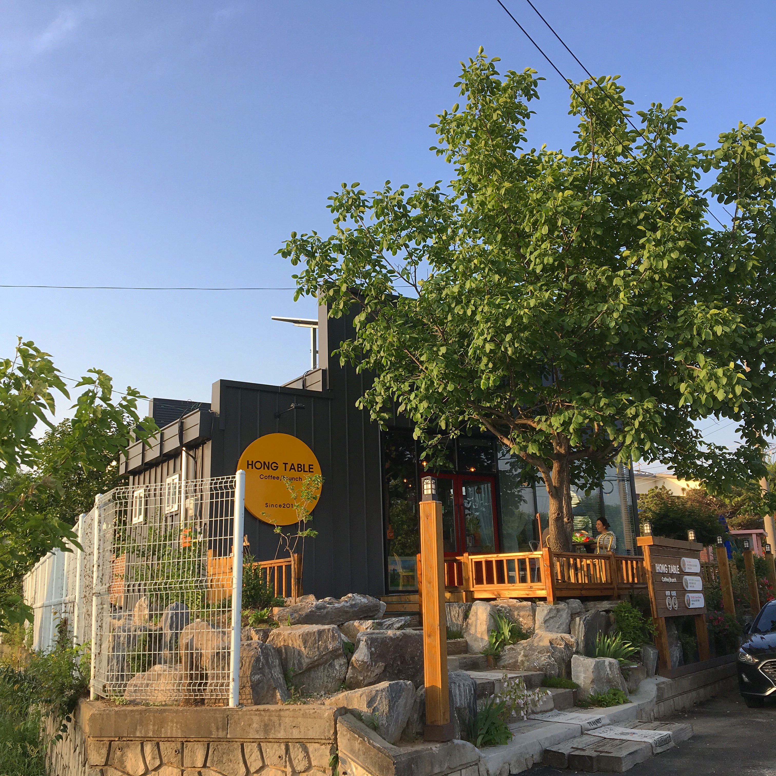 홍테이블 내부 또는 관련 모습