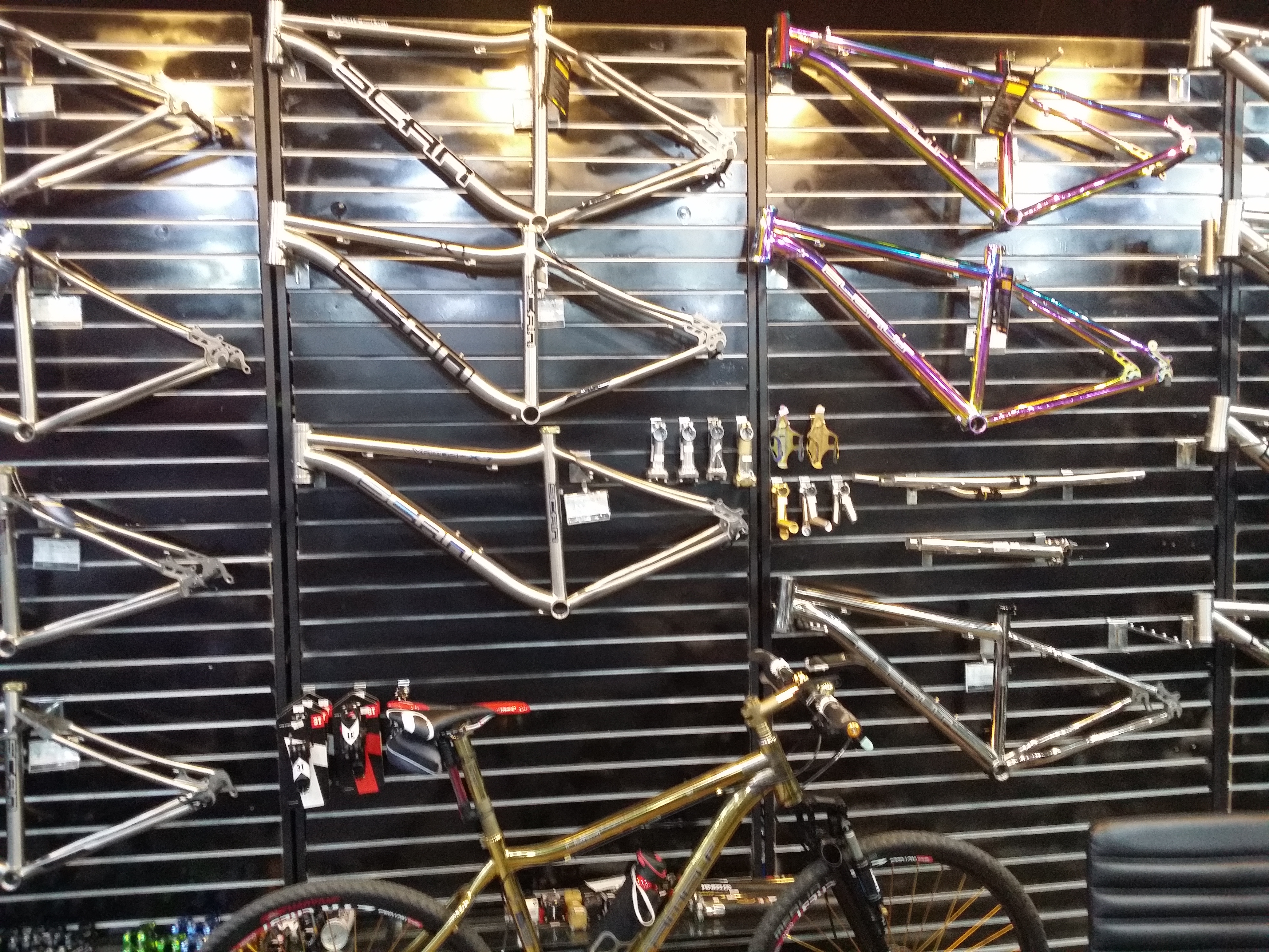 둥지 티타늄 자전거 매장 전경