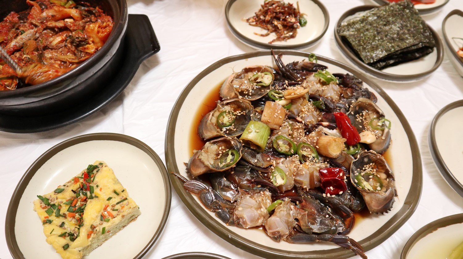 멸치쌈밥 돌게장 만영