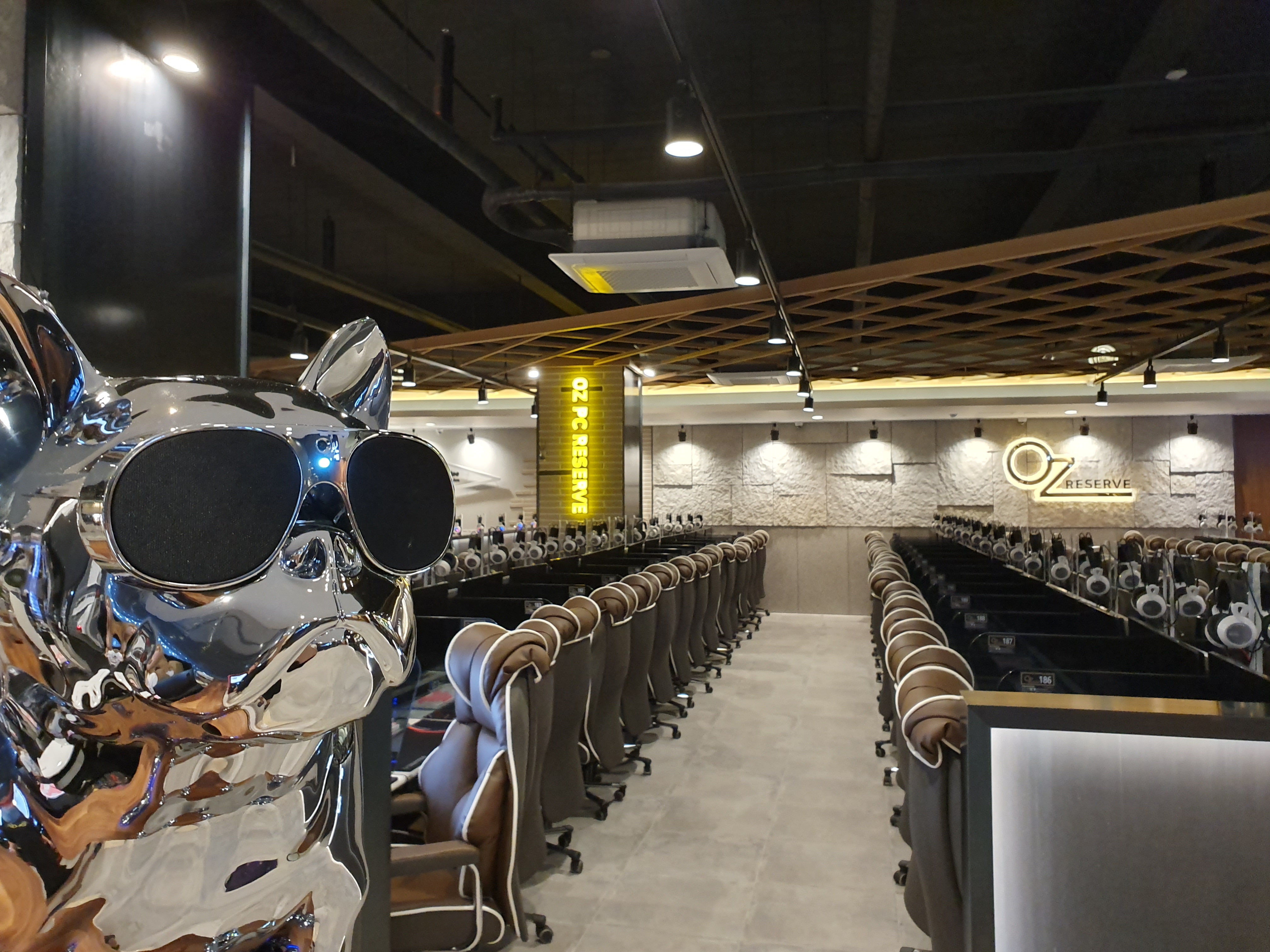 오즈PC방 강남역점 내부 또는 관련 모습