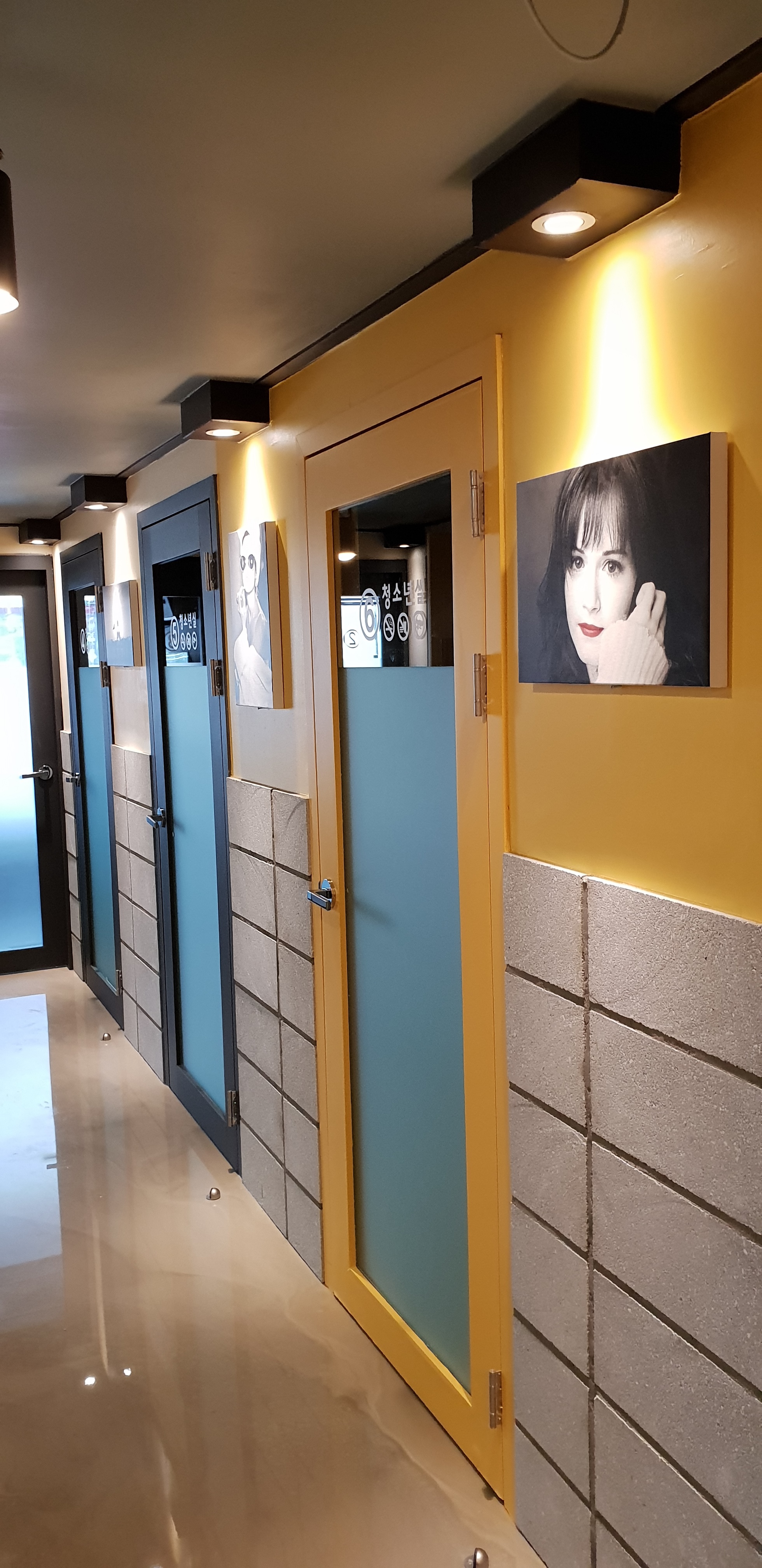 와드코인노래연습장 내부 또는 관련 모습