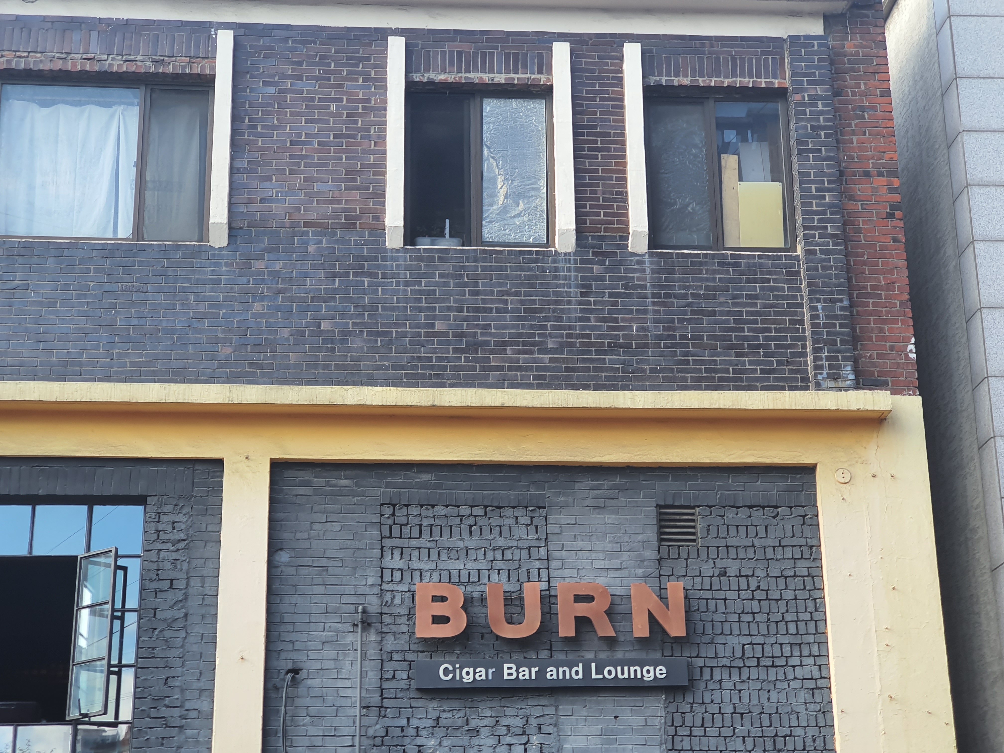 Beon Lounge Cigar Bar