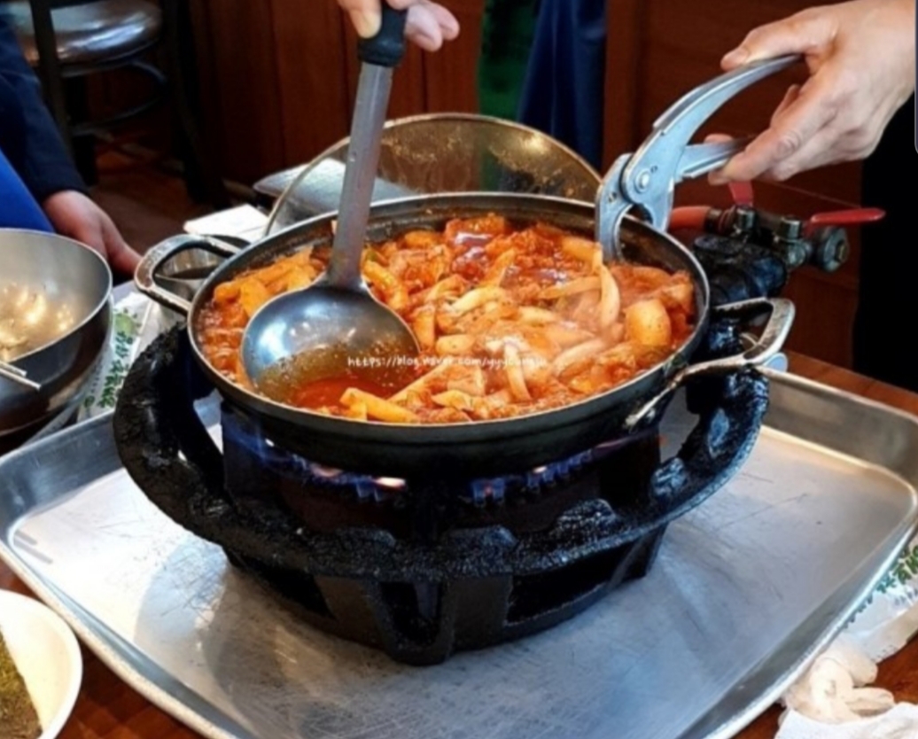 보물촌 꺼먹돼지 본점