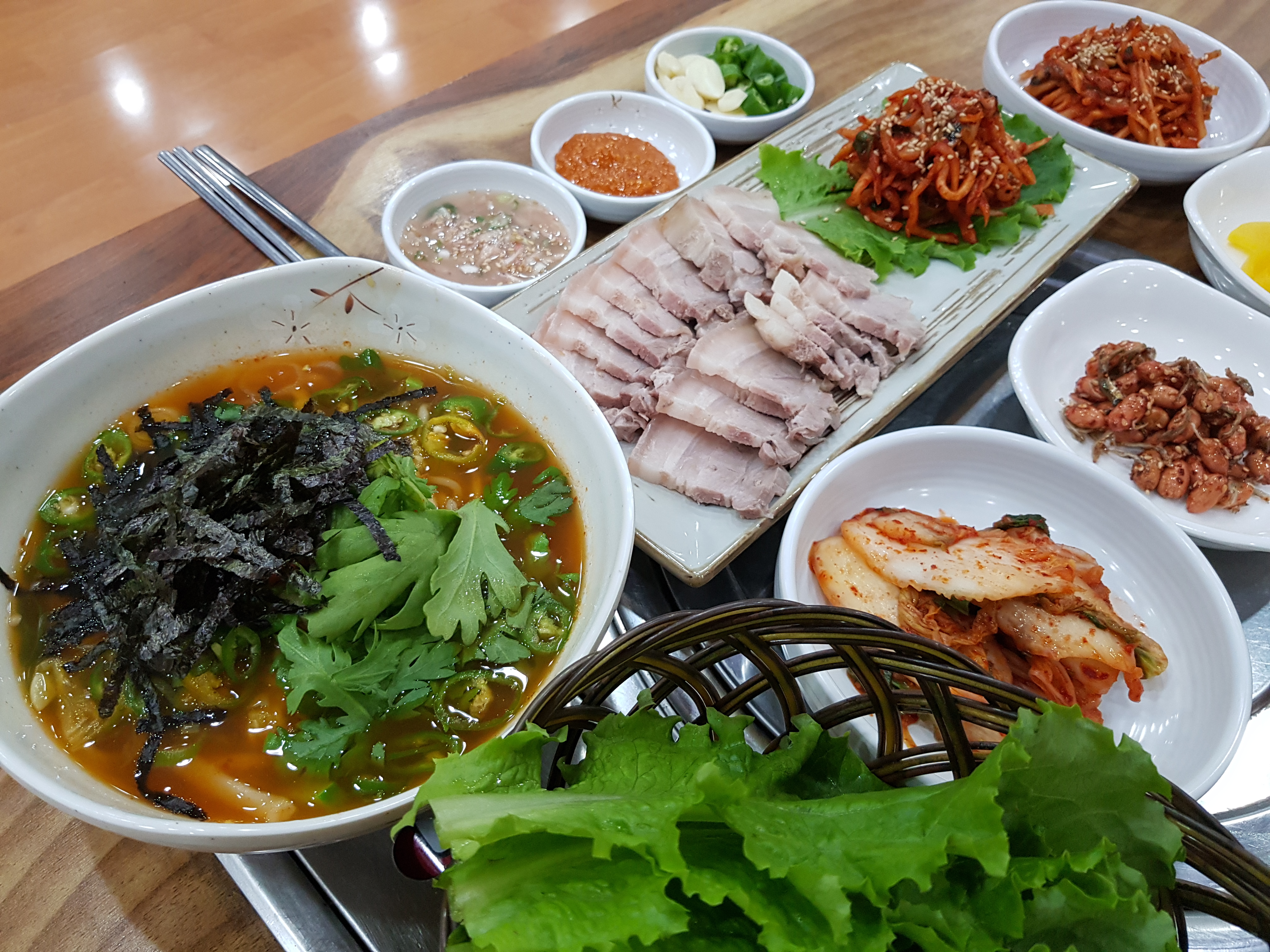 손칼국수보쌈