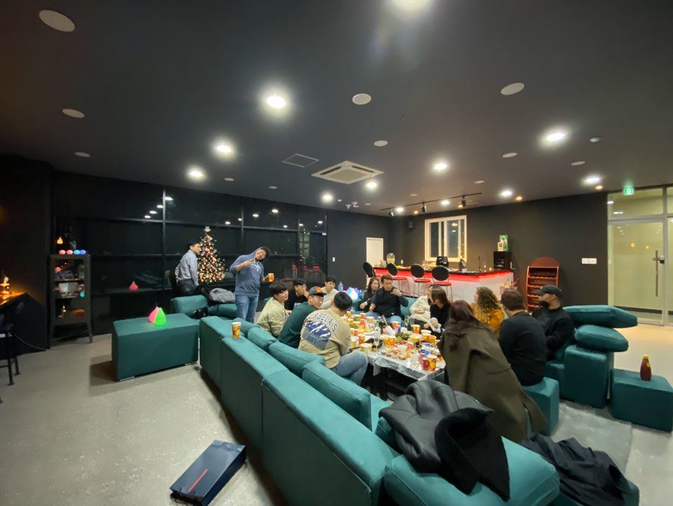더케이브바이로이