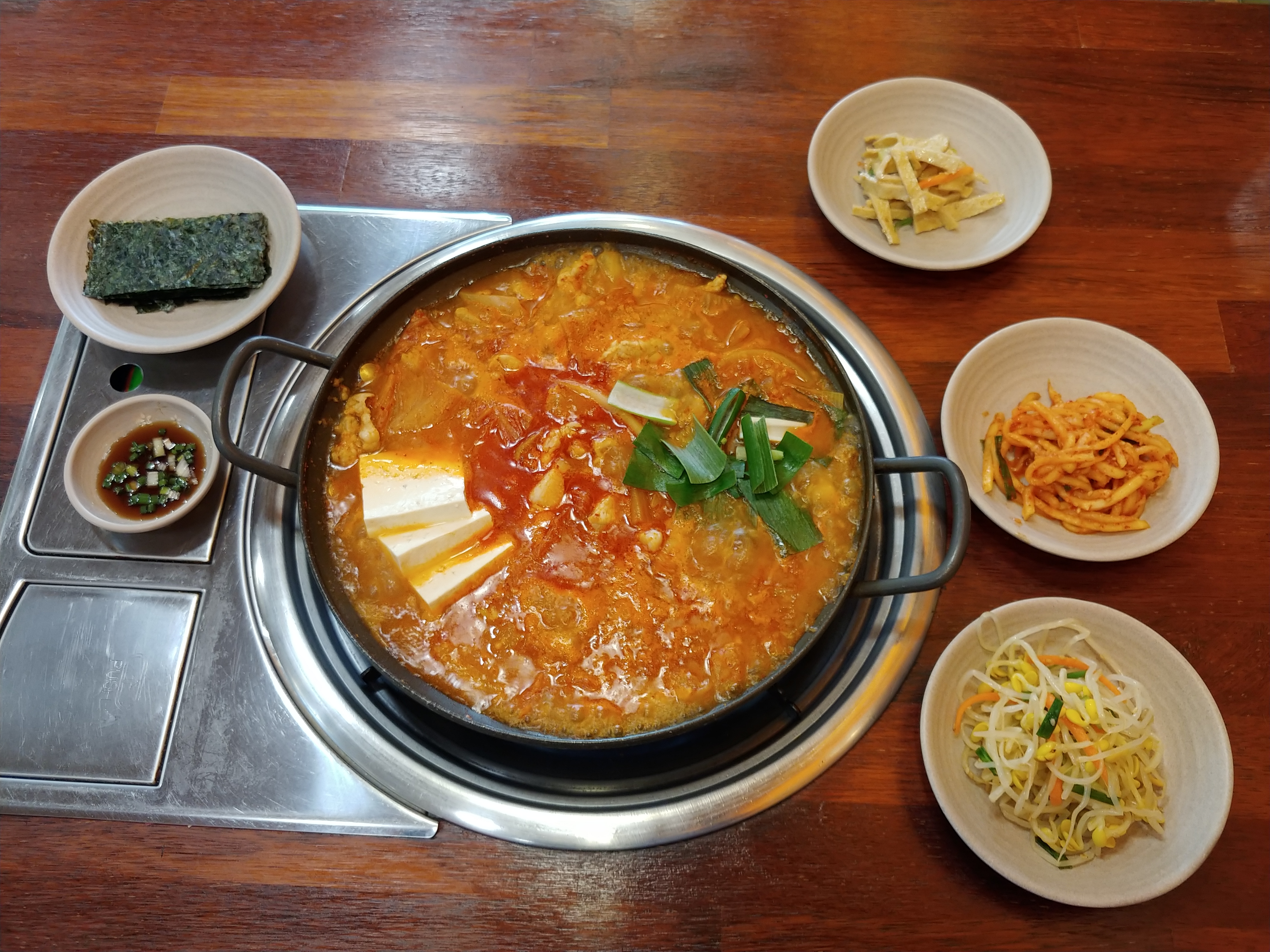 돼지고기듬뿍넣은김치찌개 임동점