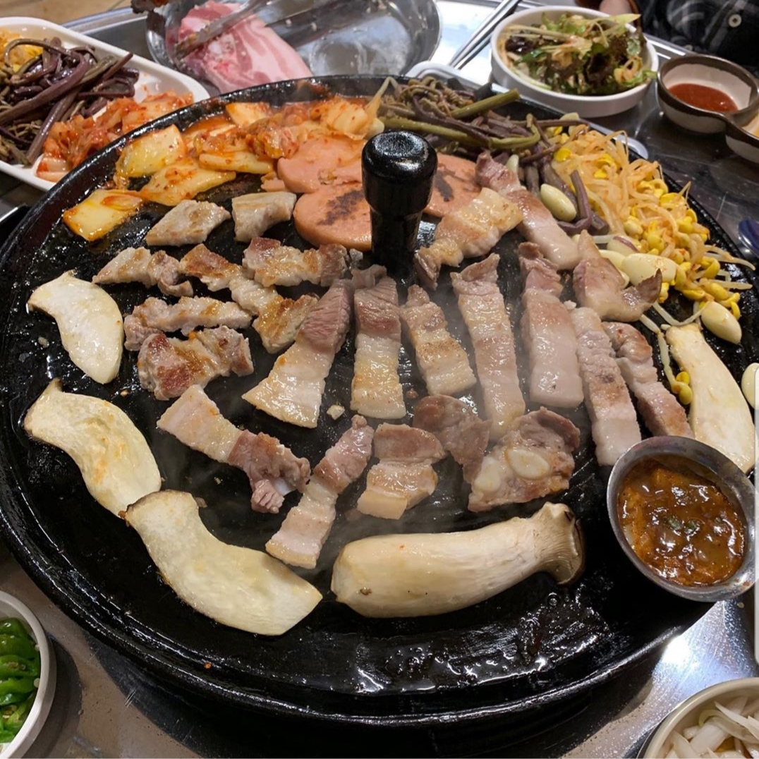 풍년솥뚜껑삼겹살식당