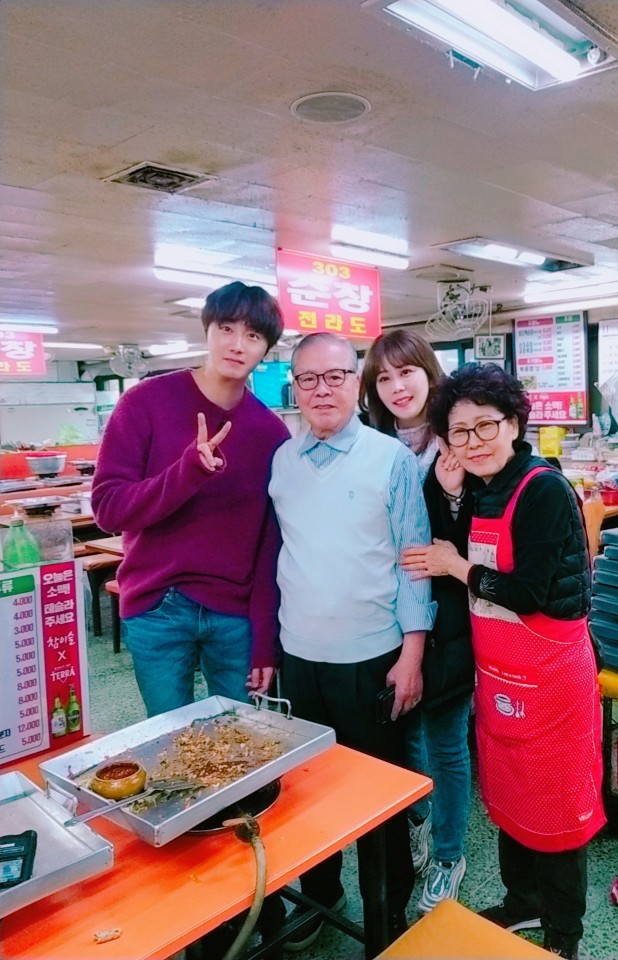 삼촌네 내부 또는 관련 모습