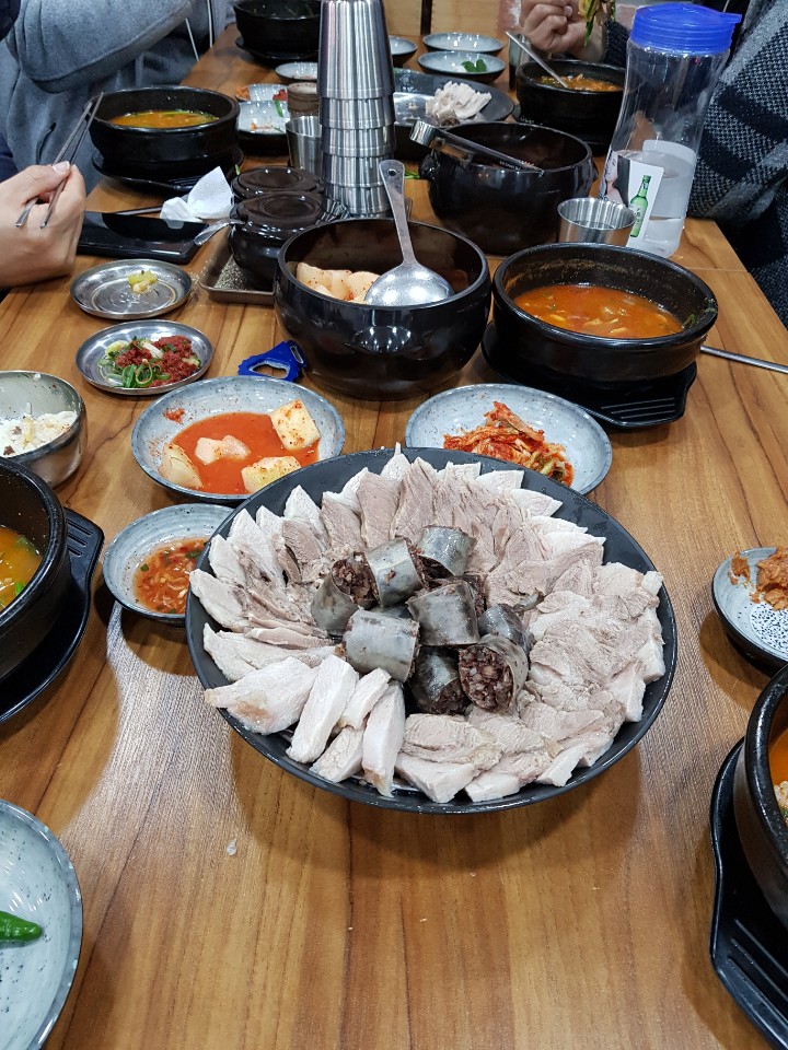 농민사골순대국