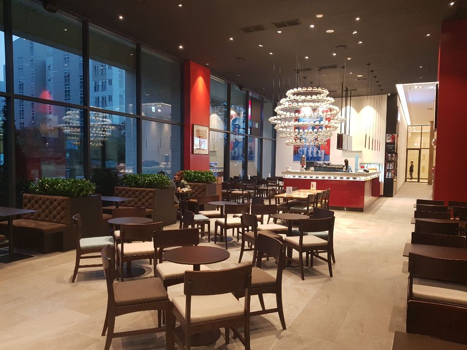 일리카페 오라카이 호텔 청계산점 전경