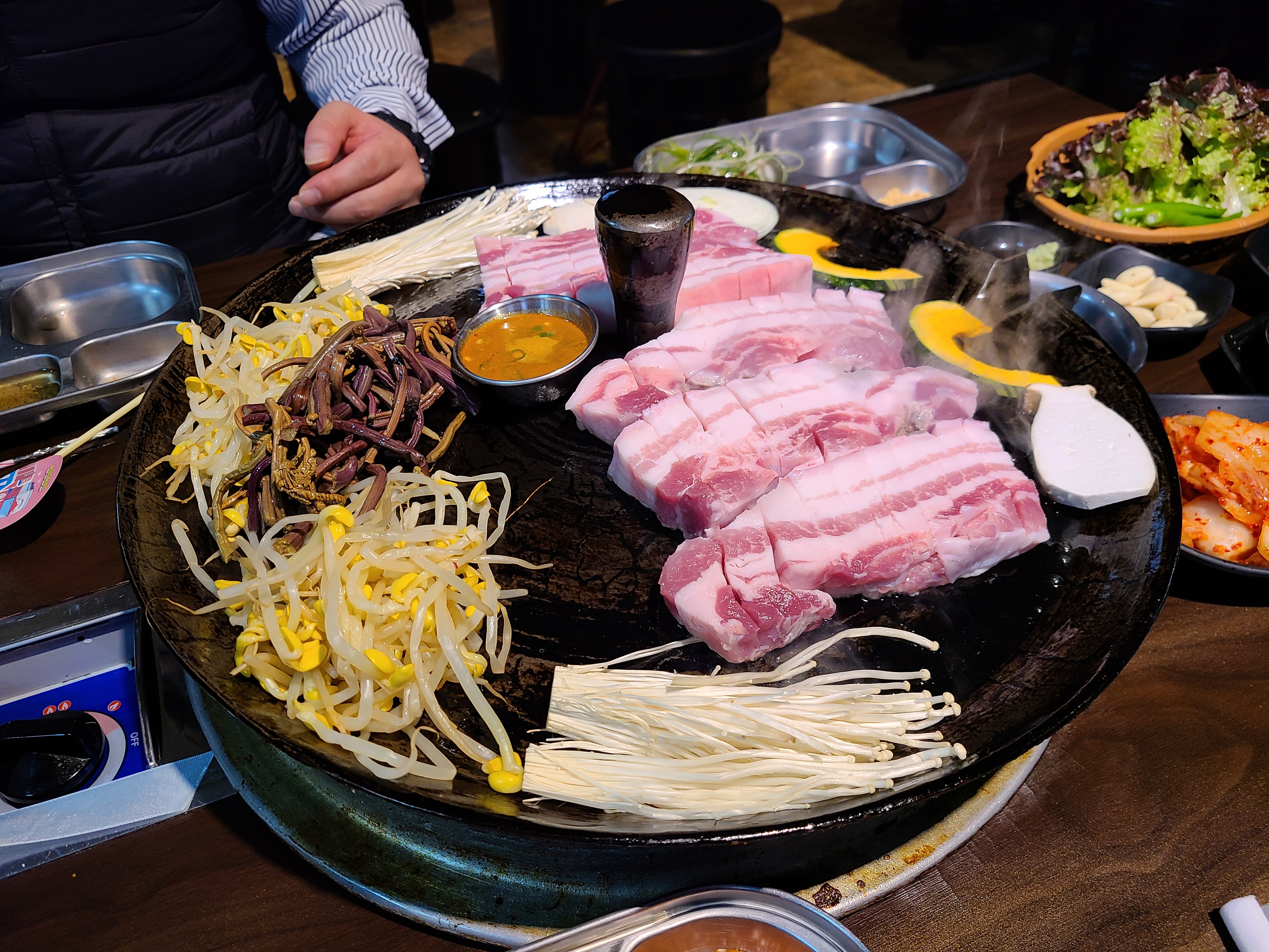 최군 솥뚜껑삼겹살