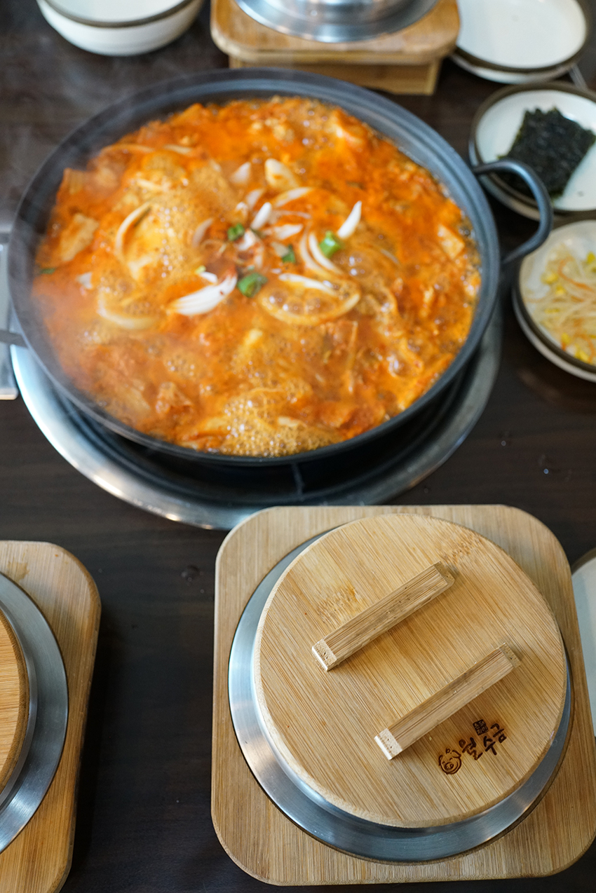월수금 통돼지 김치찌개
