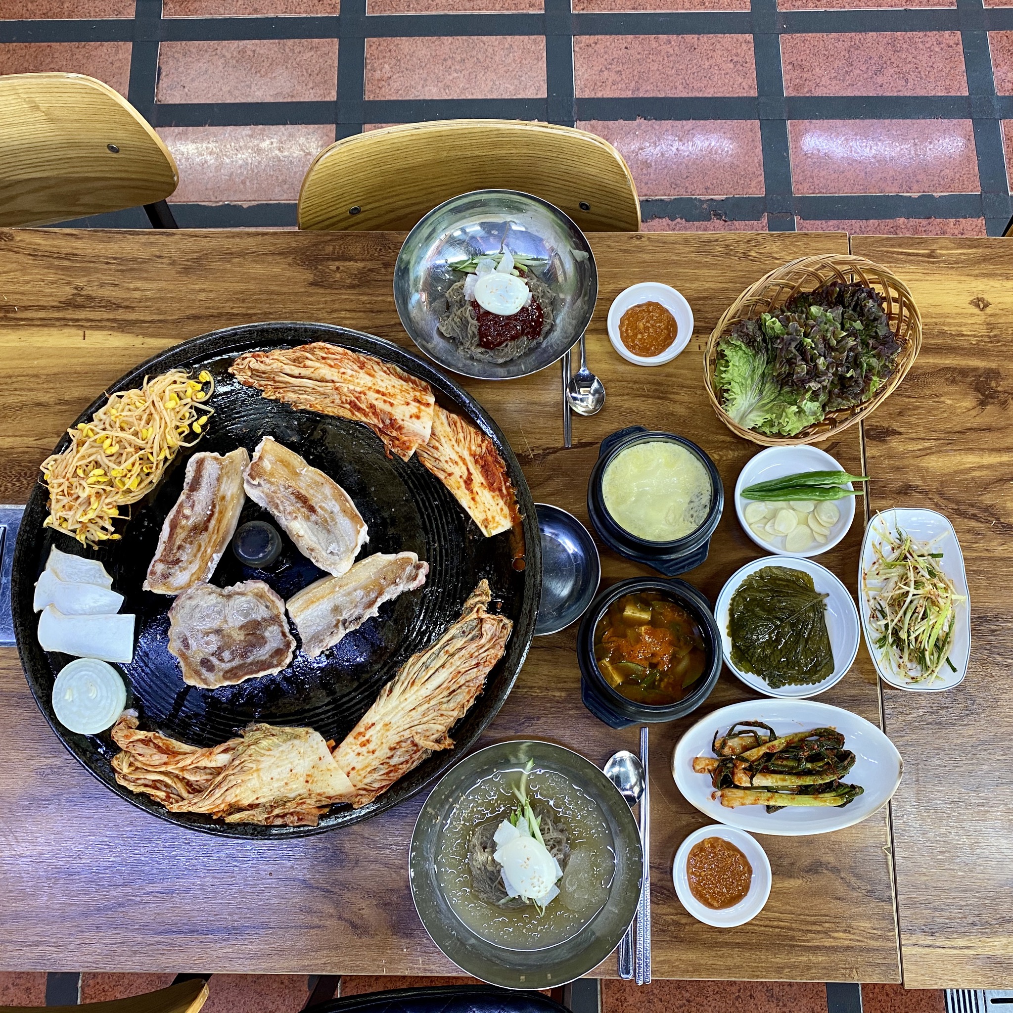 돈아돈아 솥뚜껑 김치 생삼겹살