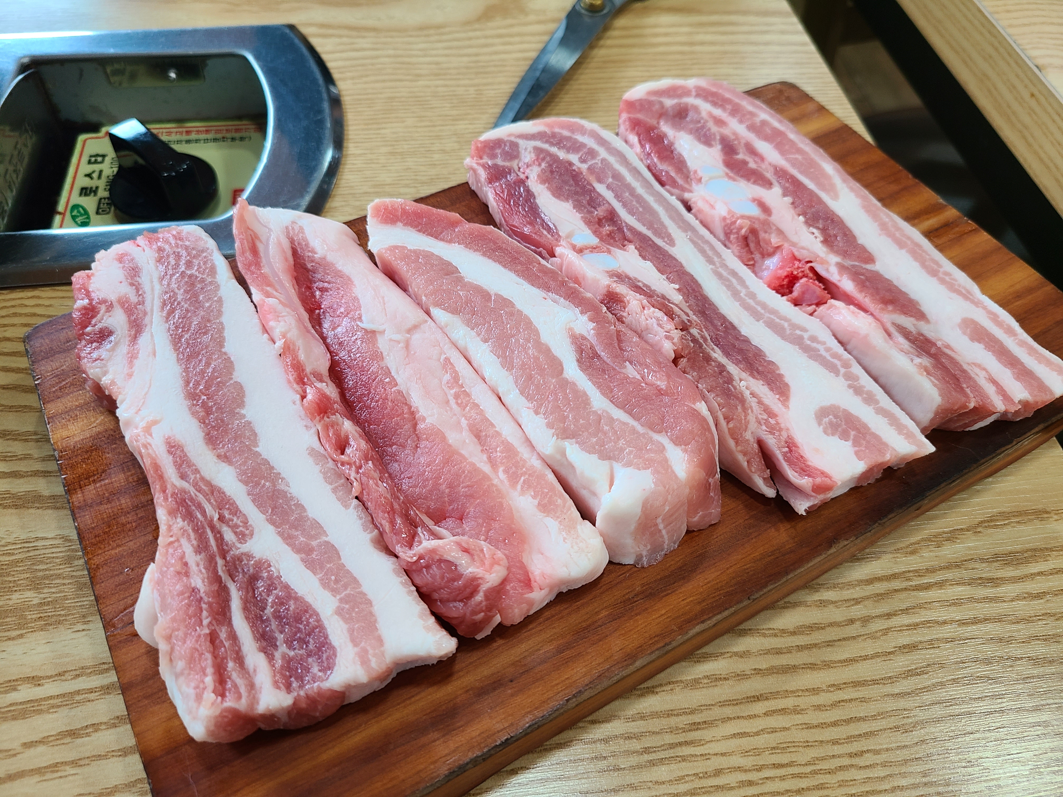오동통 솥뚜껑 생삼겹살 본점