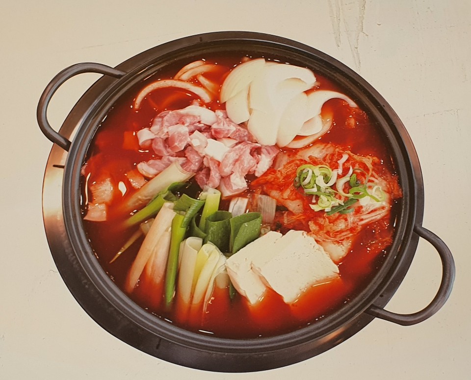 24시얼큰시원생고기김치찌개아라점