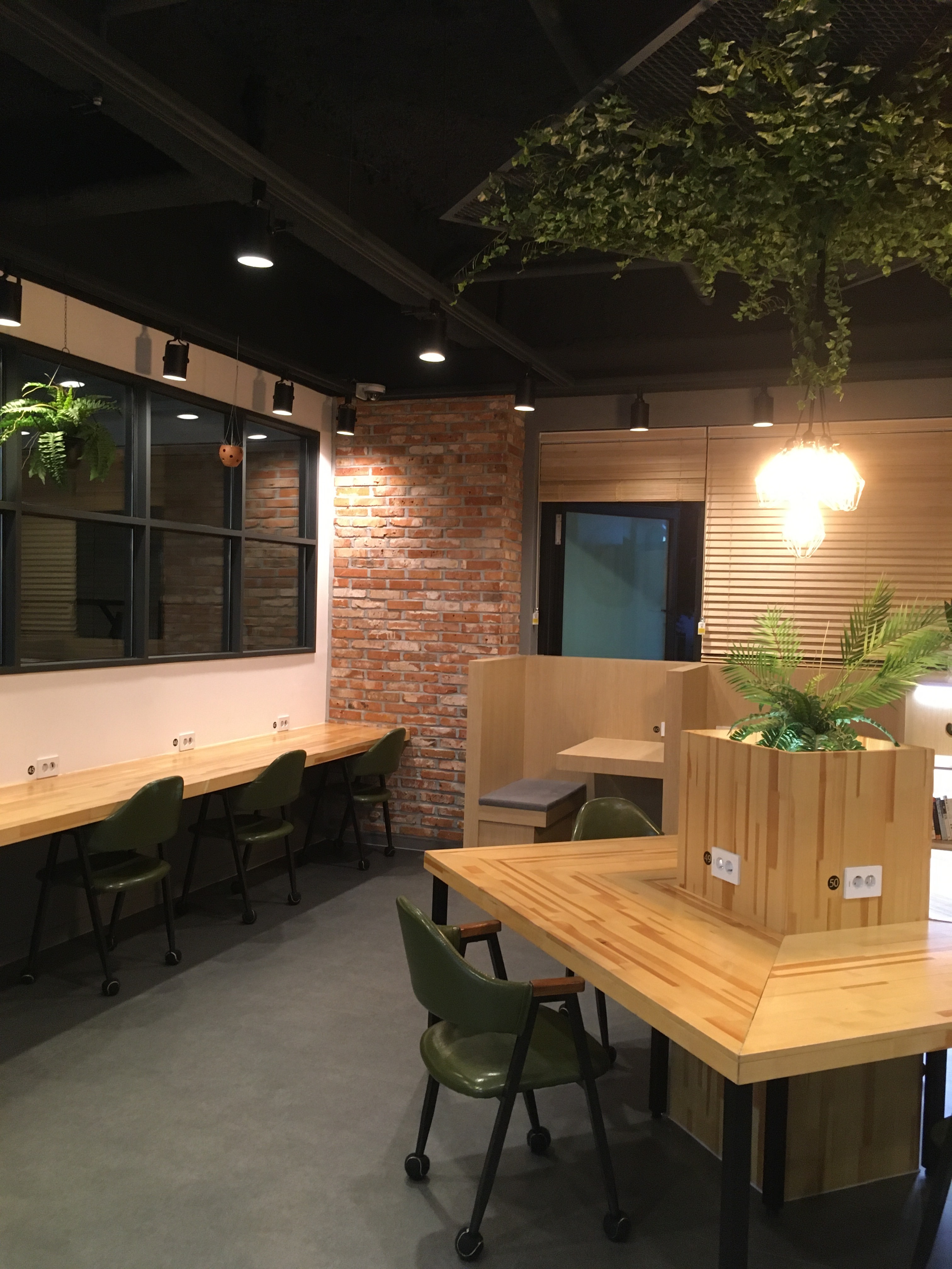 어라운드스터디카페 파주문산점 내부 또는 관련 모습