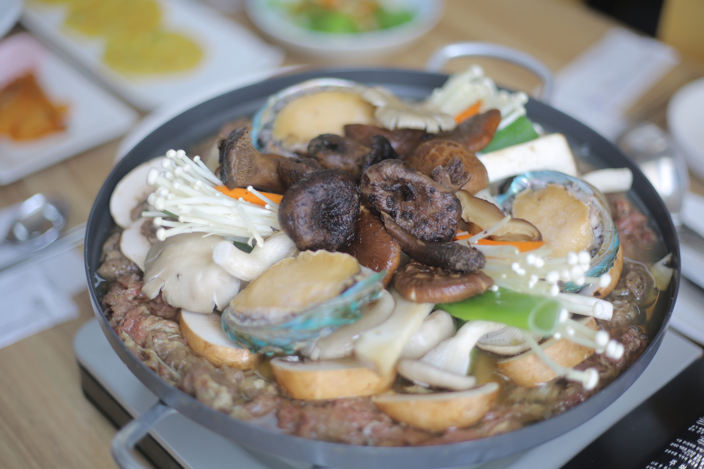 청기와지붕아래