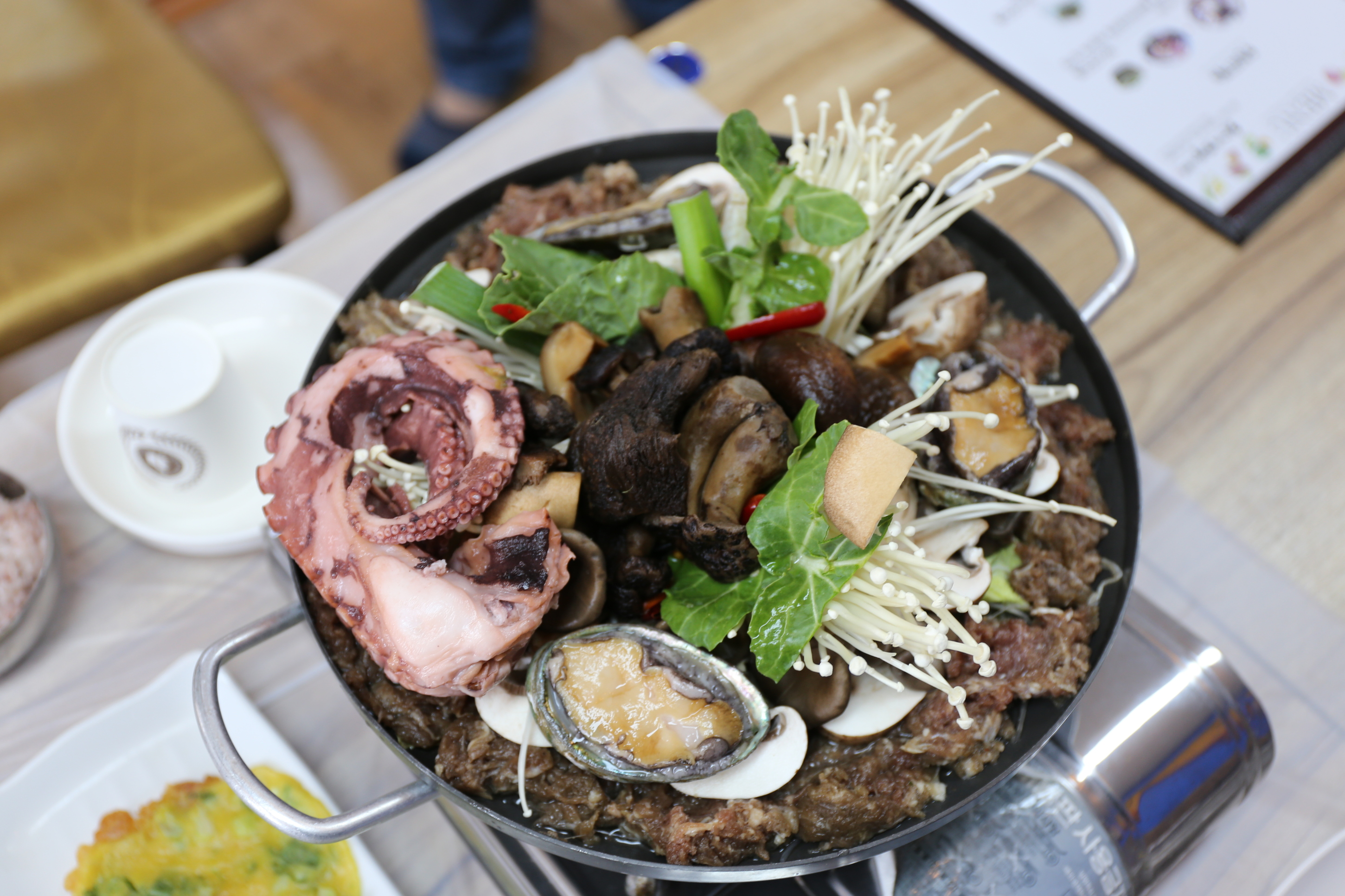청기와지붕아래