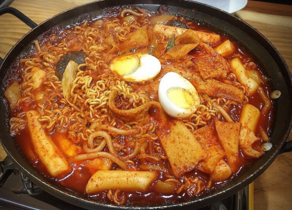 떡볶이에 밥볶아