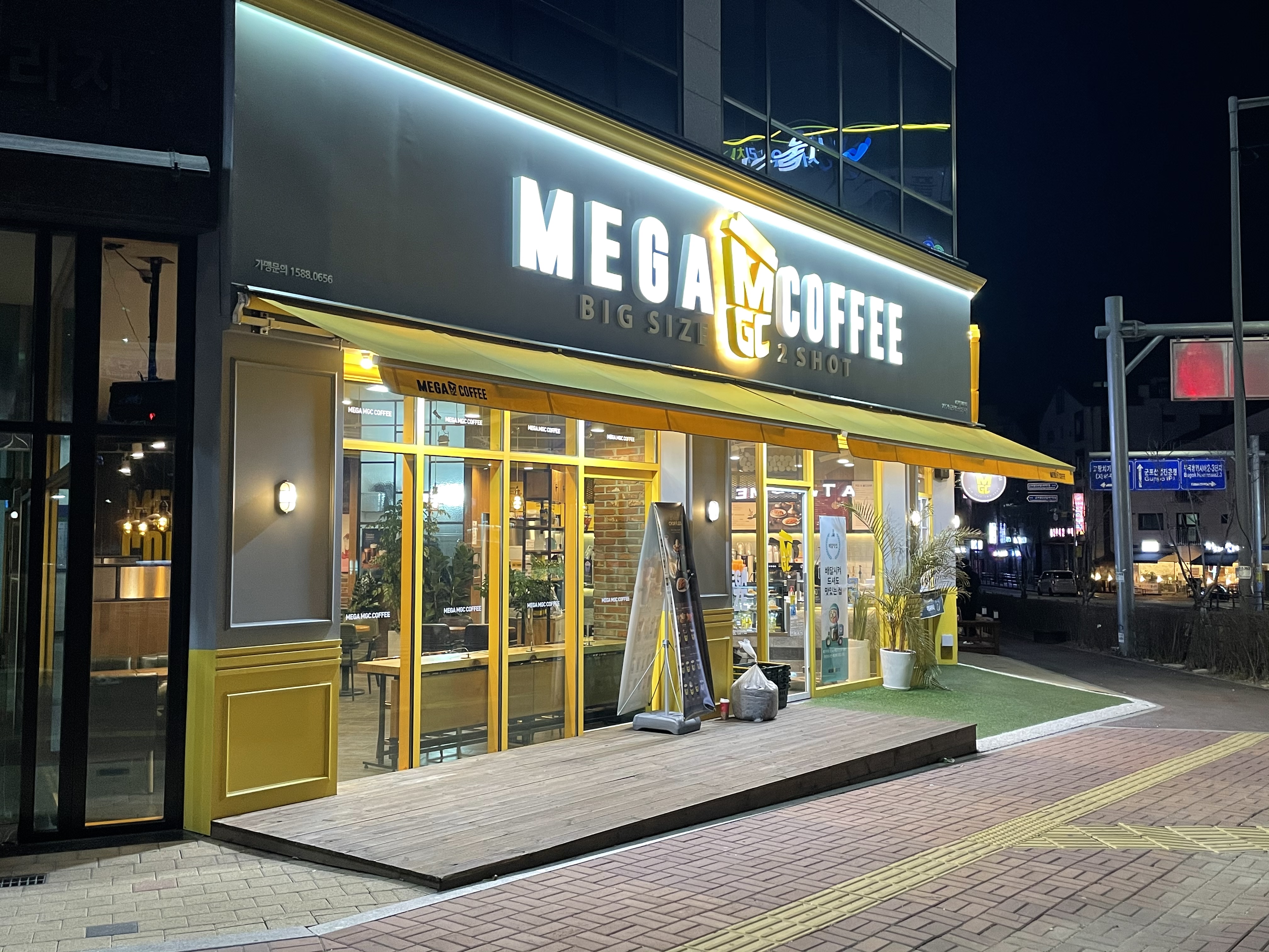 메가MGC커피 군포첨단산업단지점 내부 또는 관련 모습