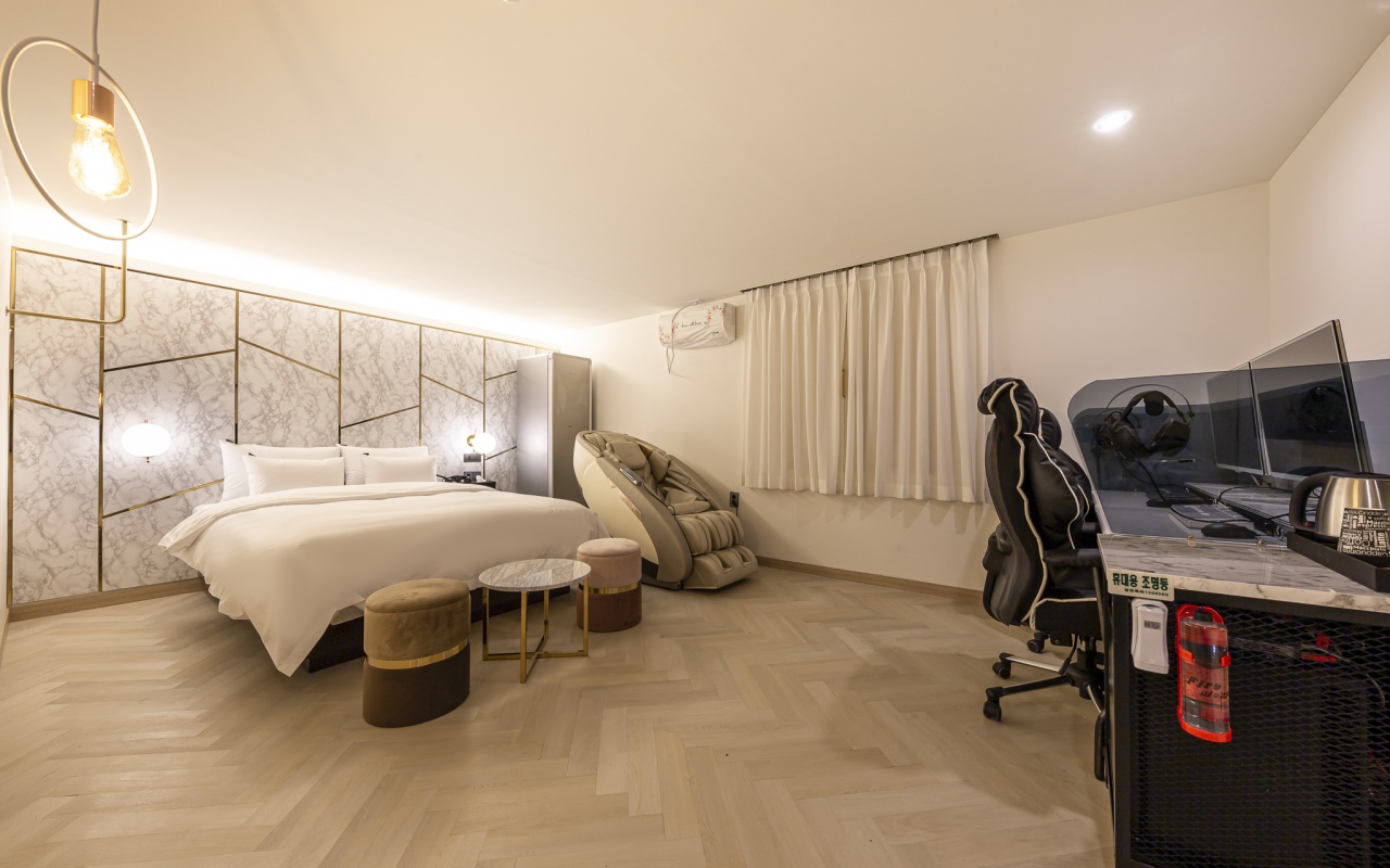 HOTEL 174