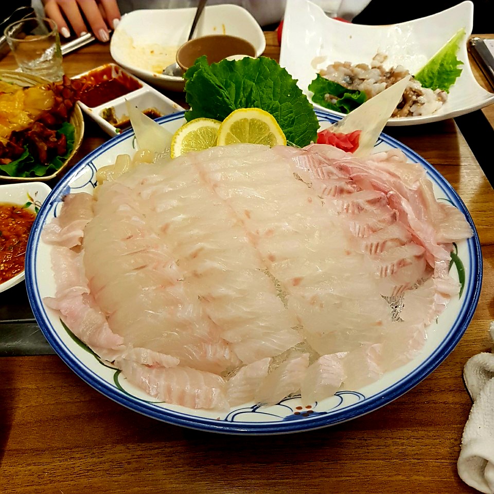 해품가 바다를 품은 횟집