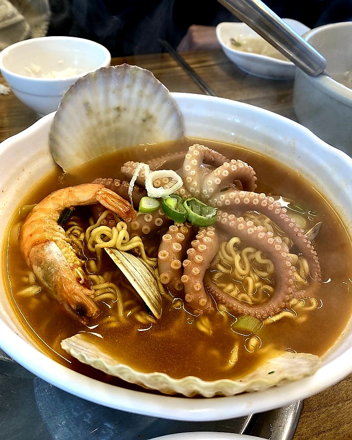 해품가 바다를 품은 횟집
