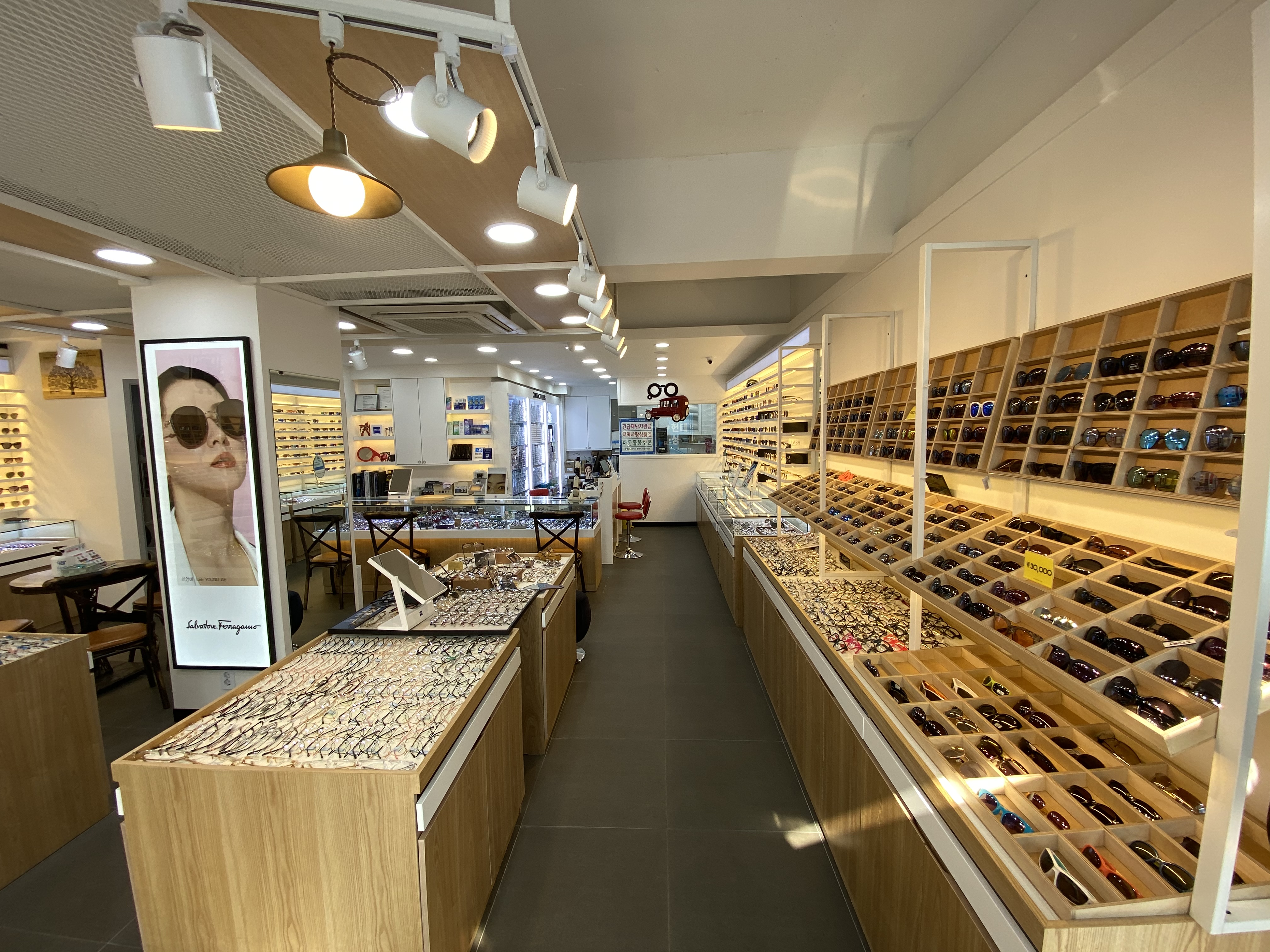 안경과 시선 대표 이미지