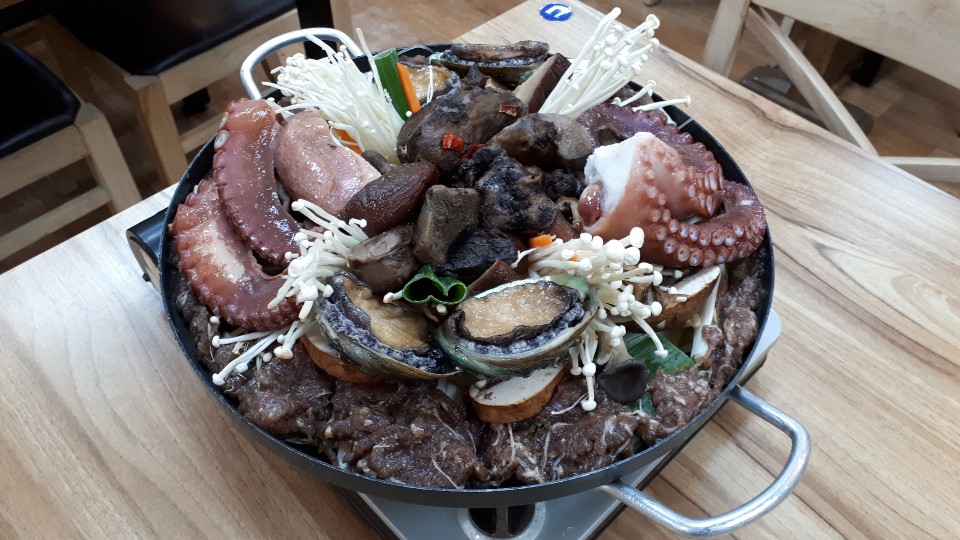 청기와지붕아래