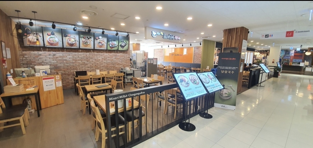 미사리밀빛초계국수 롯데아울렛구리점 내부 또는 관련 모습