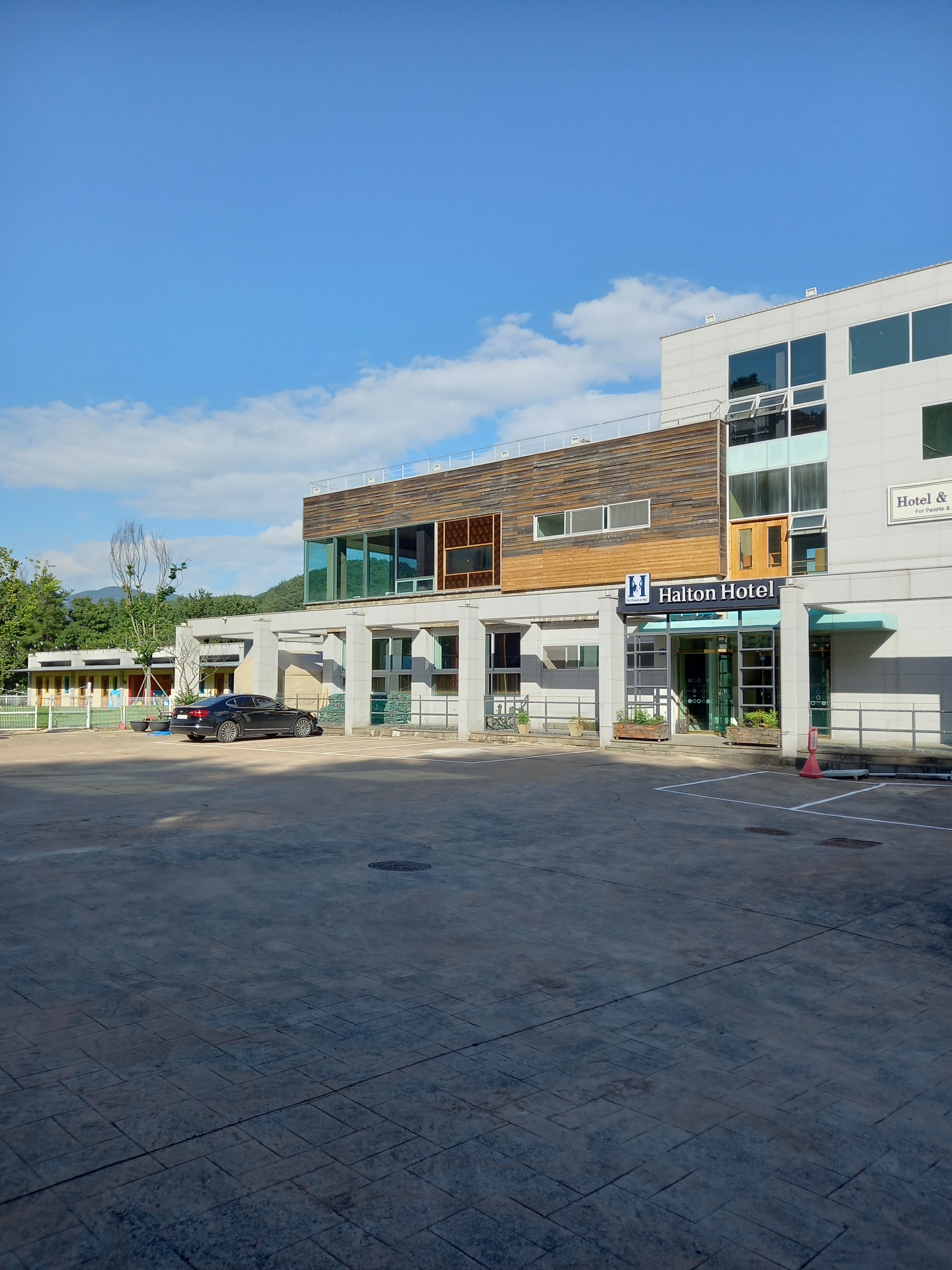 할튼호텔 대표 이미지 - 천연잔디 운동장