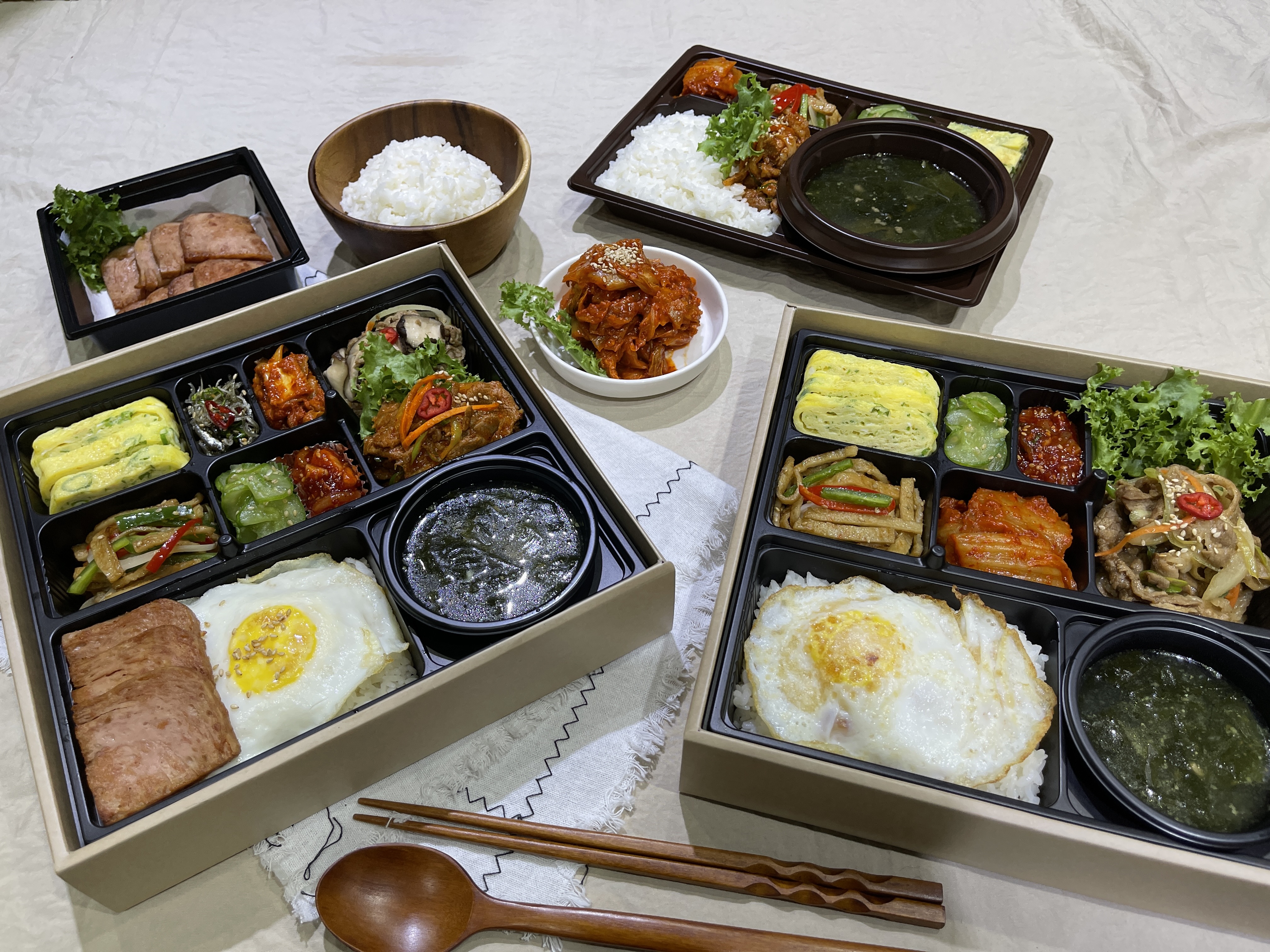 건이네 밥상 내부 또는 관련 모습