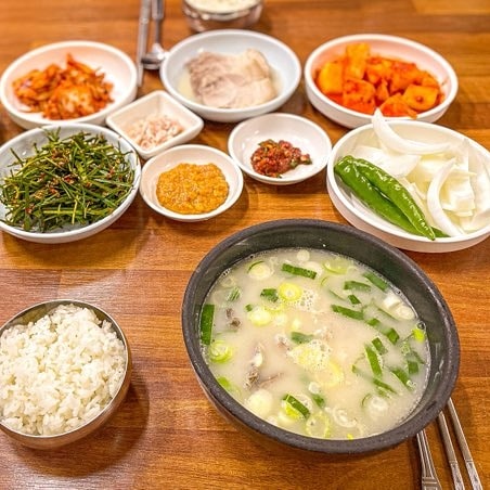 사계절돼지국밥집