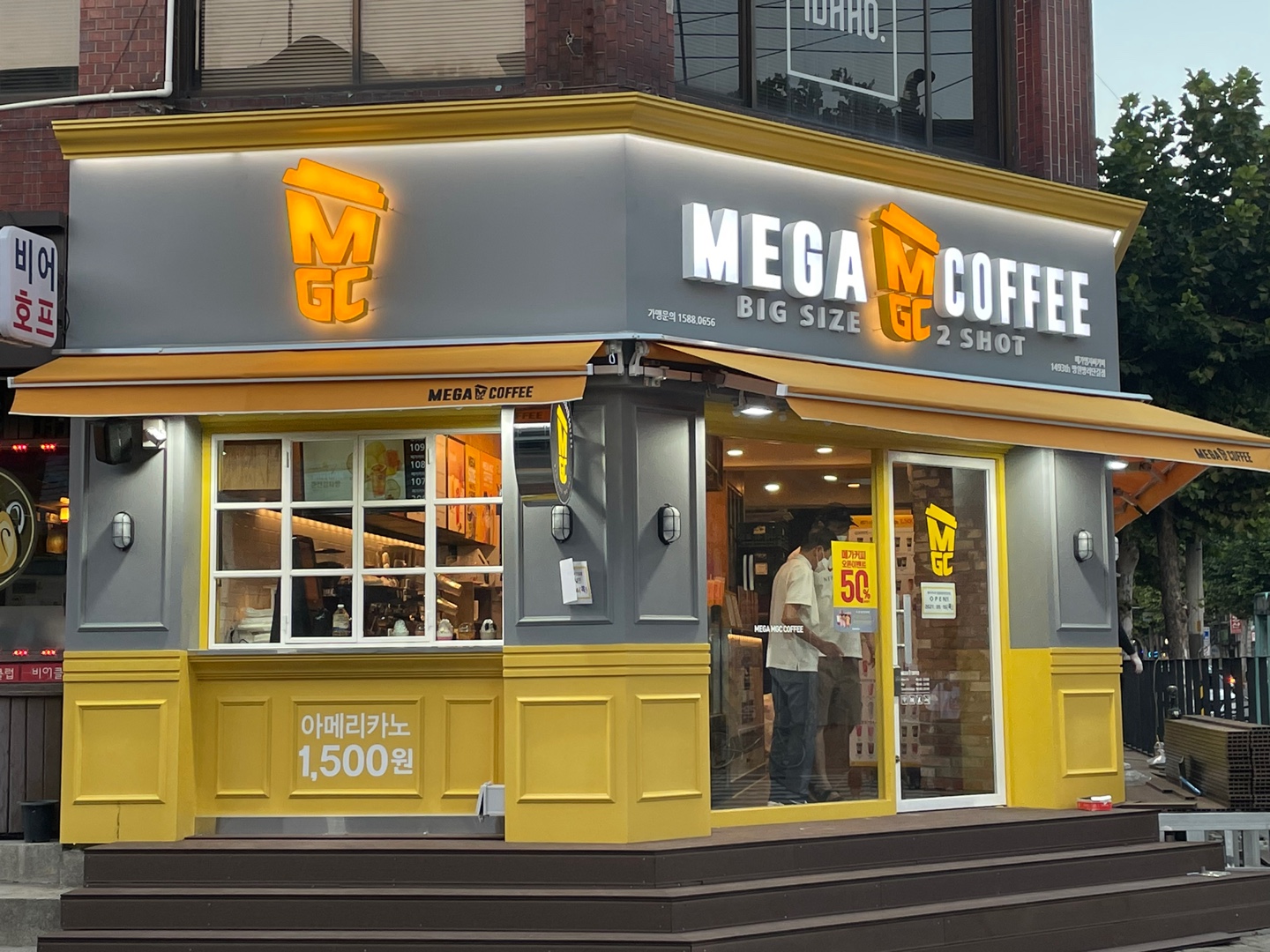 메가MGC커피 망원망리단길점 내부 또는 관련 모습