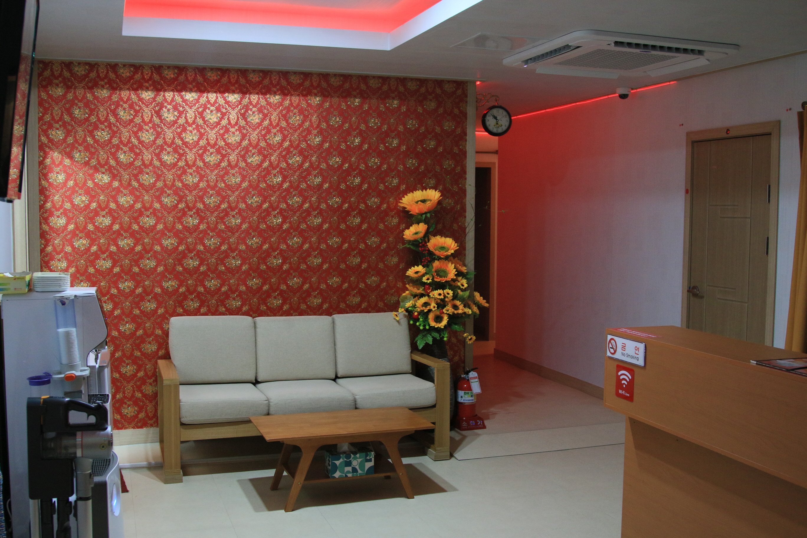 휴 photo 3