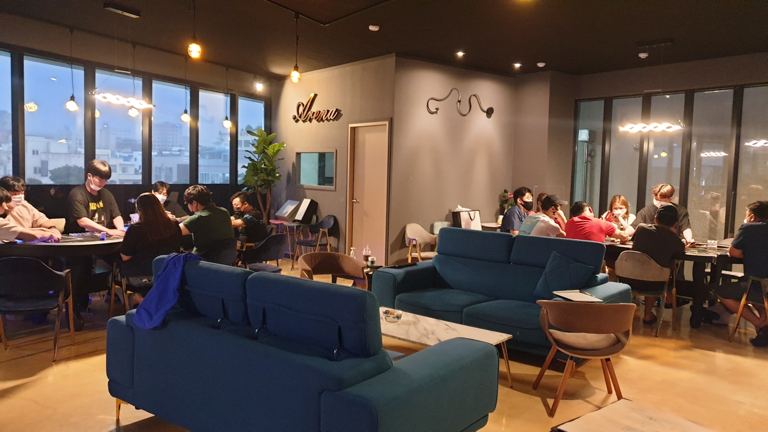 아레나홀덤펍&BAR