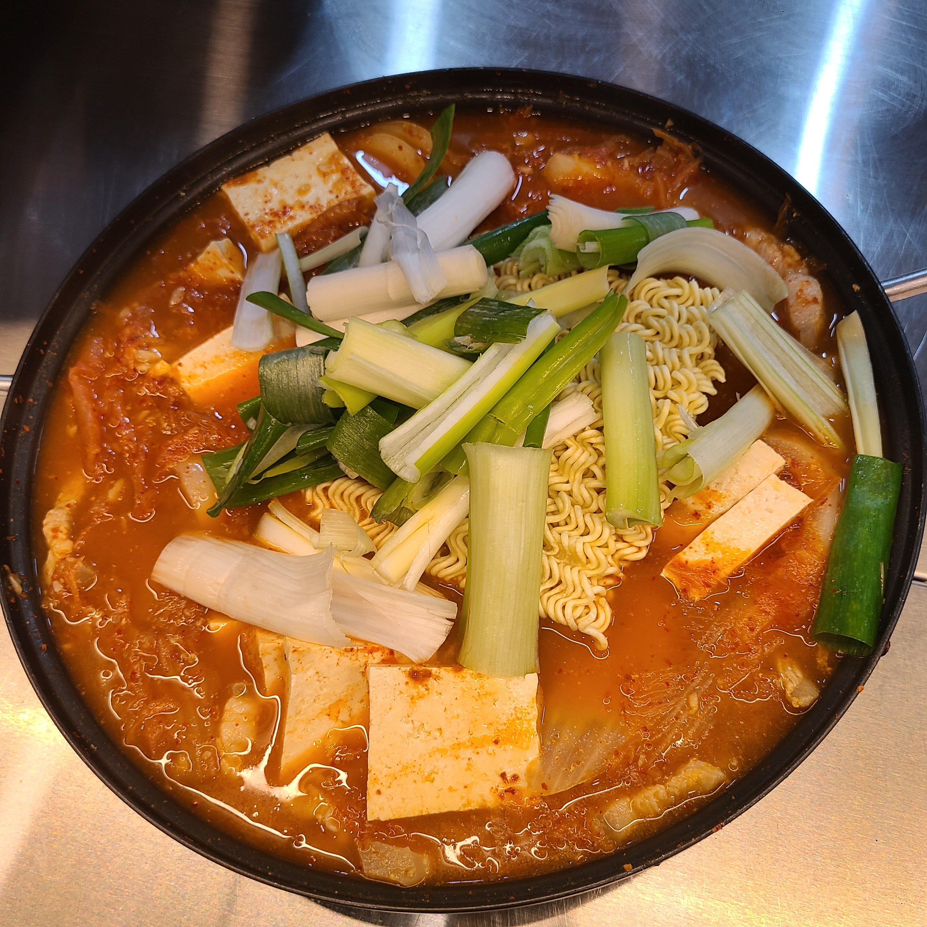 돼지고기듬뿍넣은김치찌개신창점