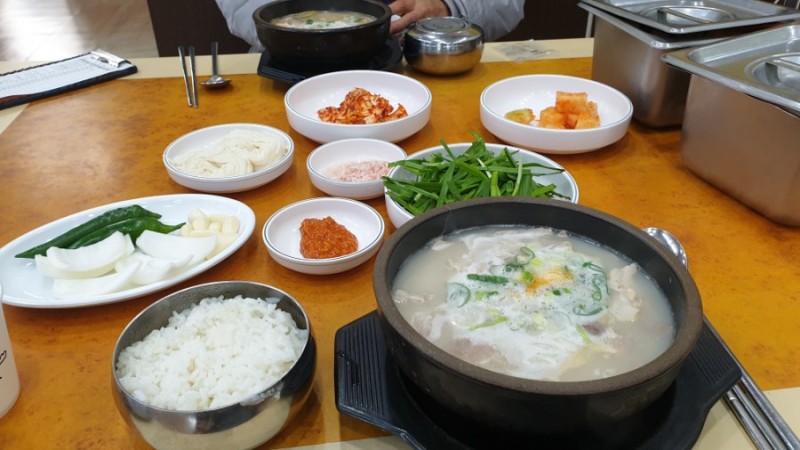 돌샘돼지국밥