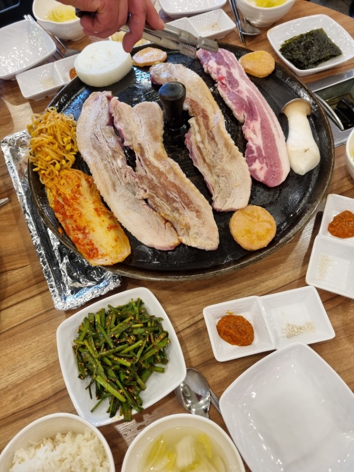 한돼지 솥뚜껑 생삼겹살 광주본점