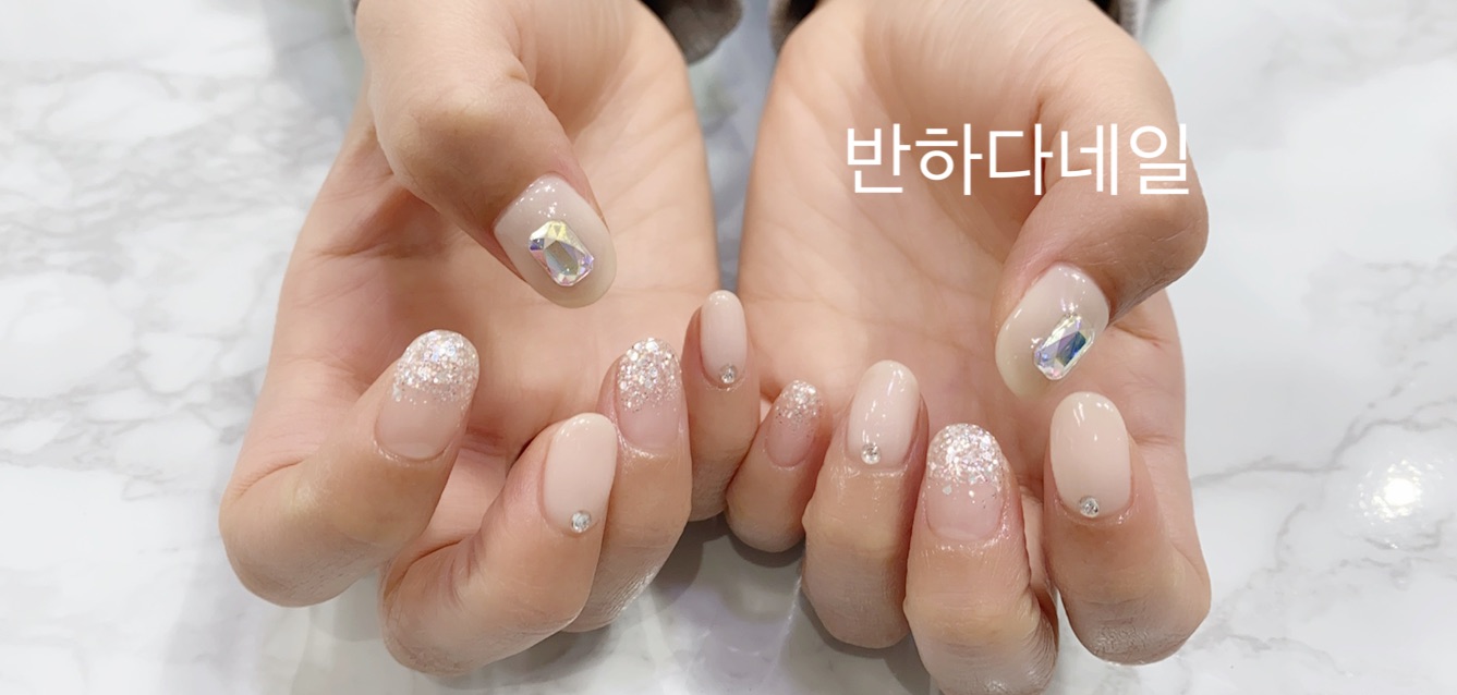 반하다 네일