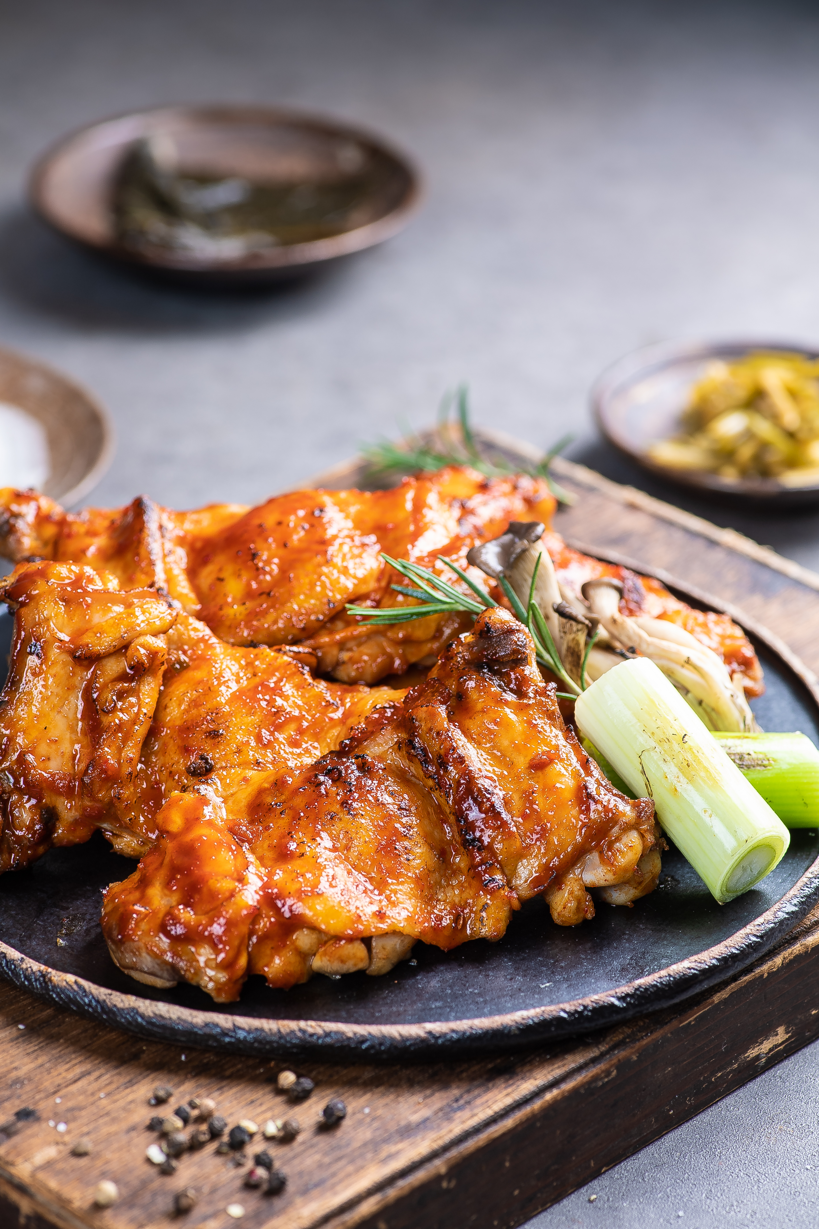 최신유행 숯불 닭 바베큐