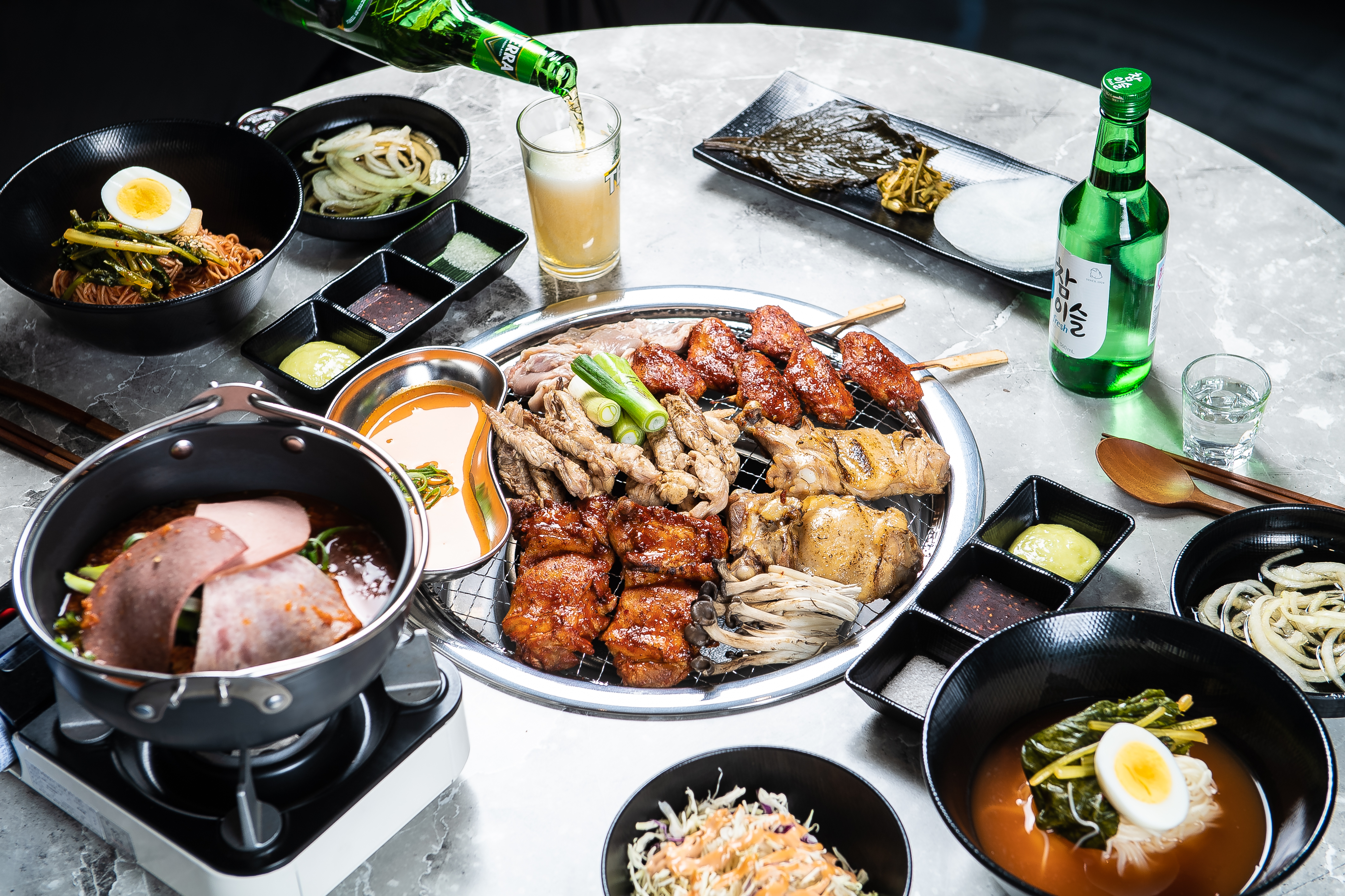 최신유행 숯불 닭 바베큐
