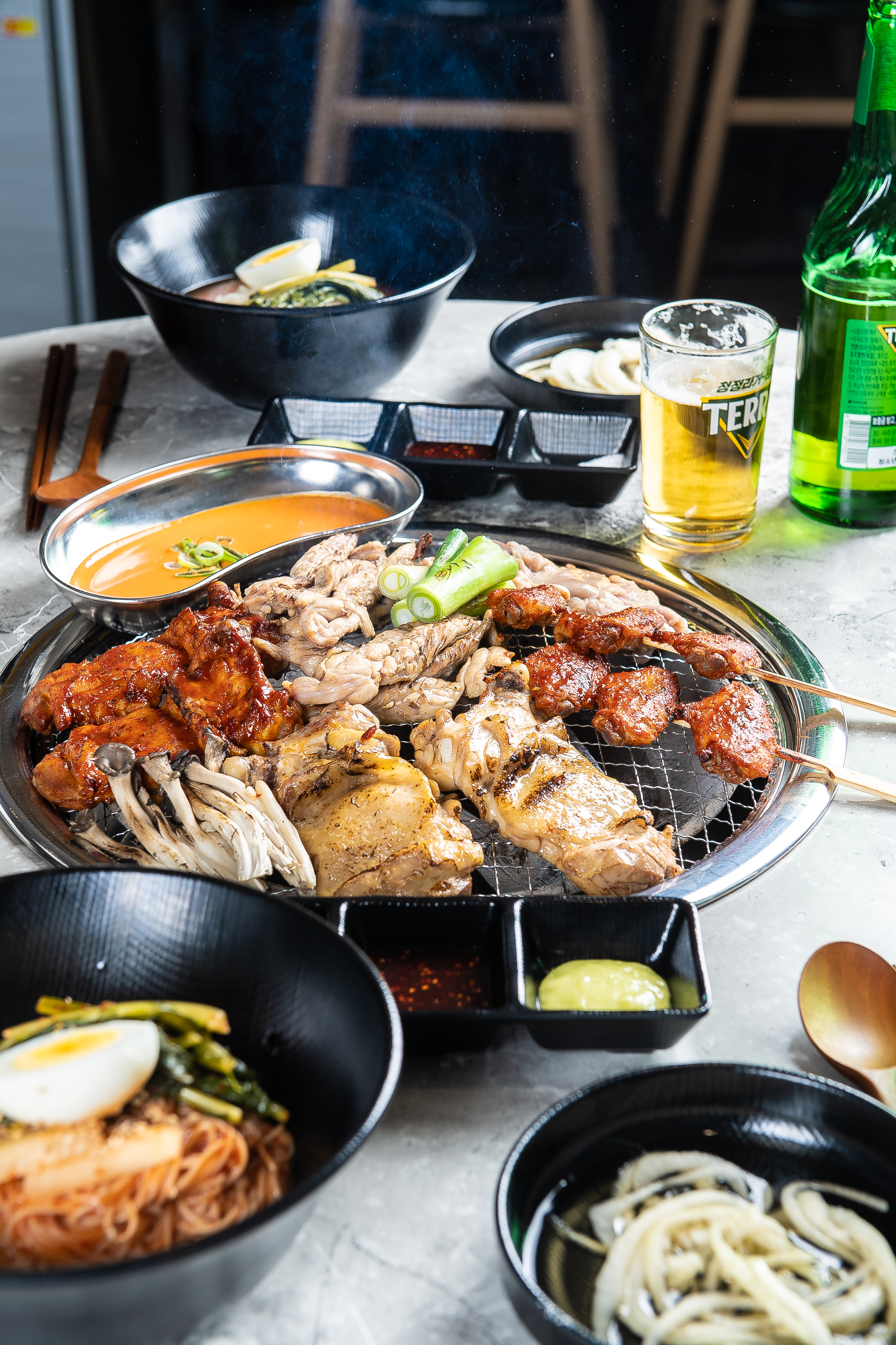 최신유행 숯불 닭 바베큐