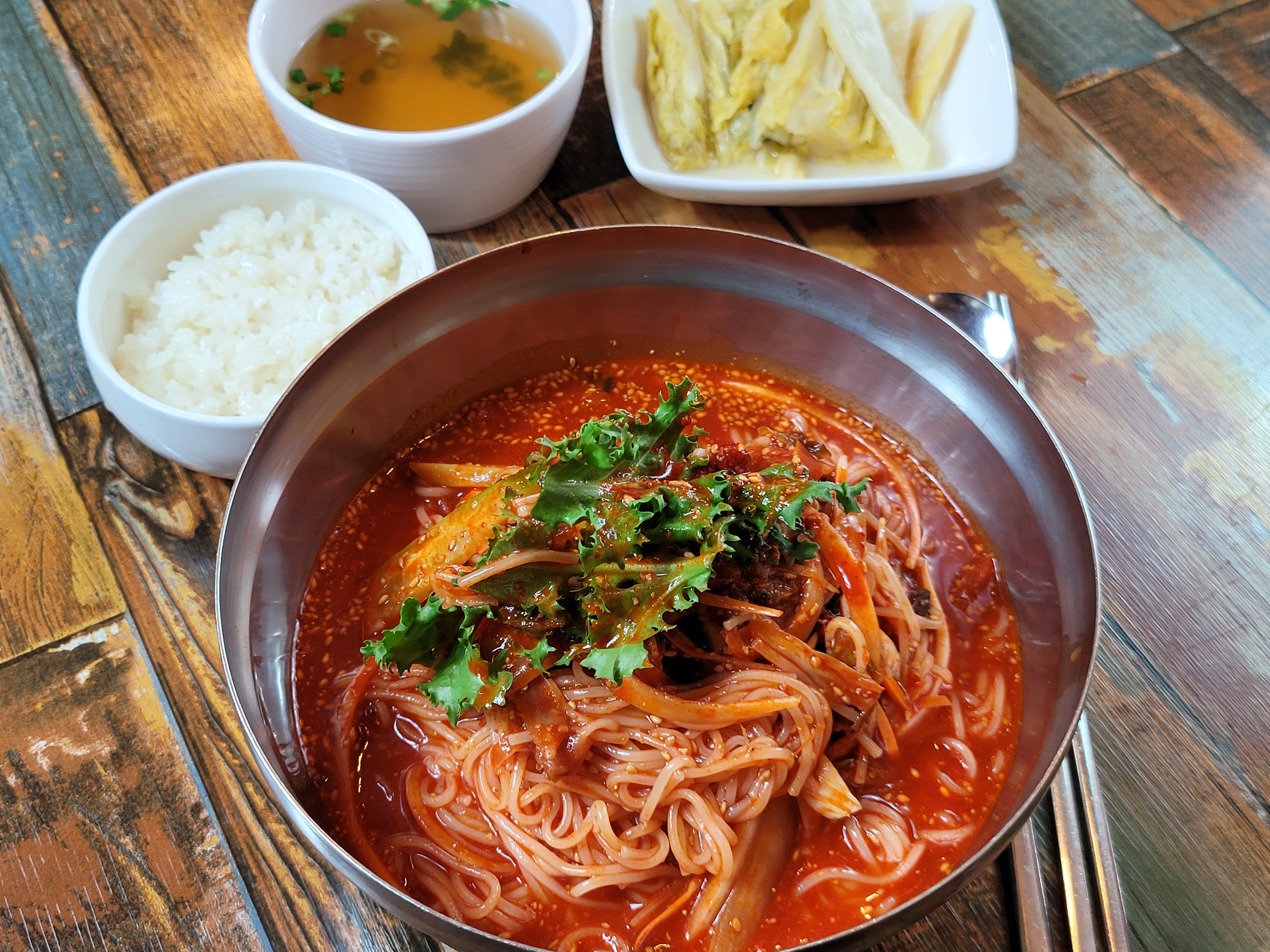 장비빔국수와 굴국밥 보쌈 수원본점